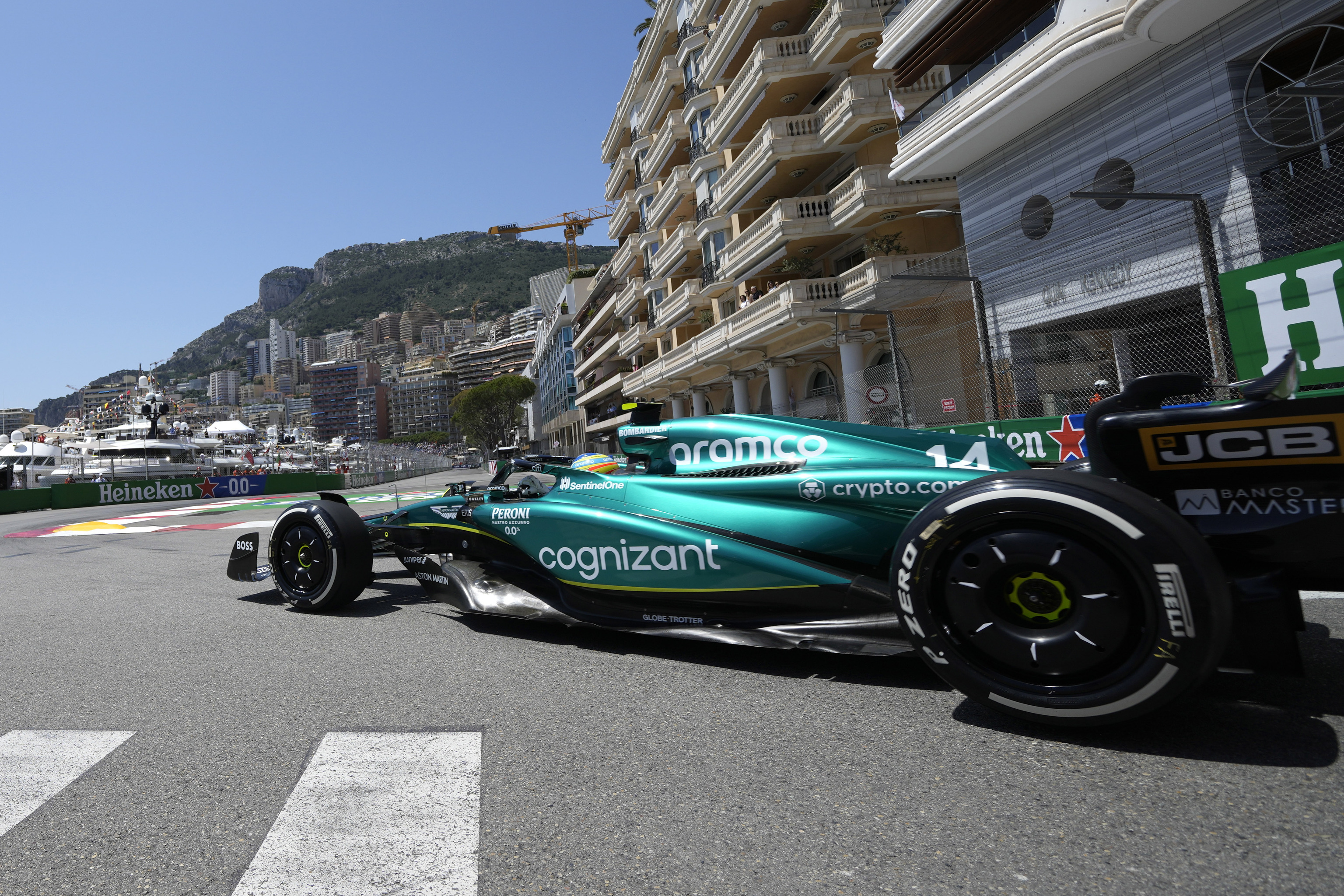 Alonso, en sus primeras vueltas en Mónaco.
