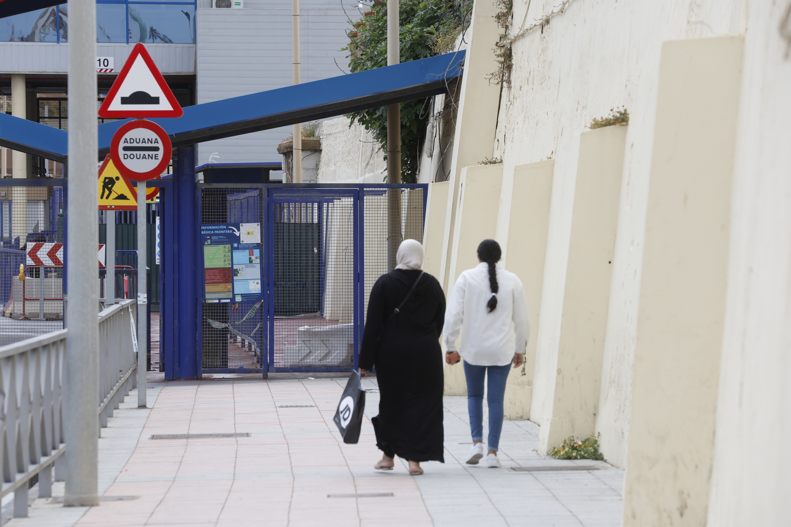 Dos mujeres se acercan a la frontera con Marruecos, reconvertida en aduana comercial pero que aún no funciona.