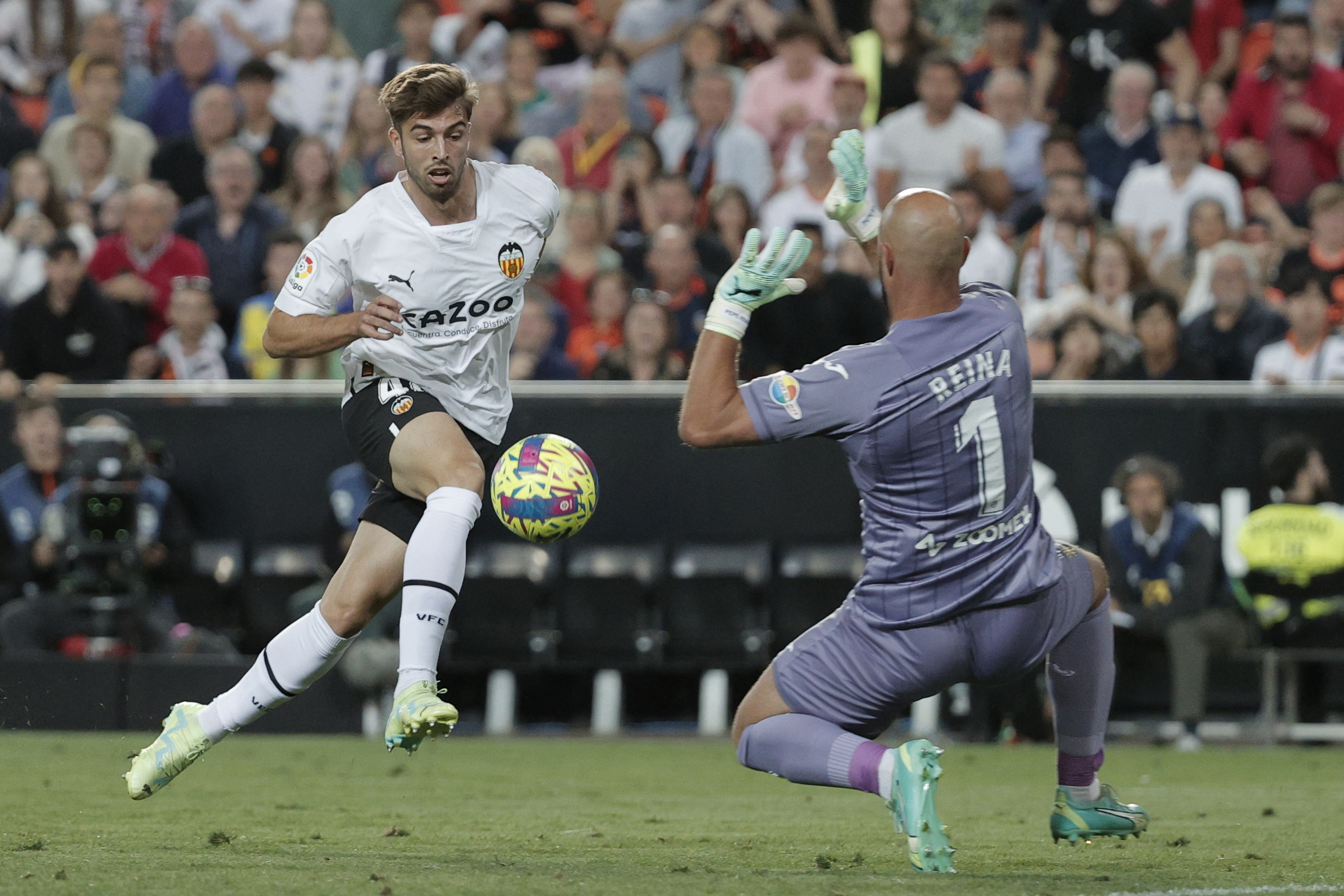 El centrocampista del Valencia, Alberto Mar, disputando el baln a Pepe Reina en Mestalla.