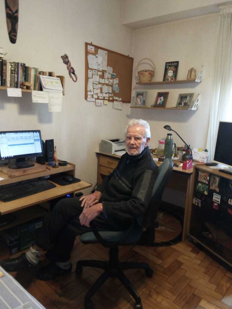 Bernardo Hortal en el despacho de su casa de Buenos Aires (Argentina).