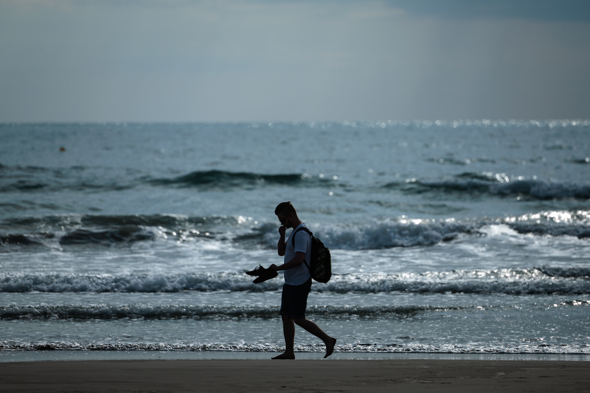Un paseante, en una playa de Valencia.