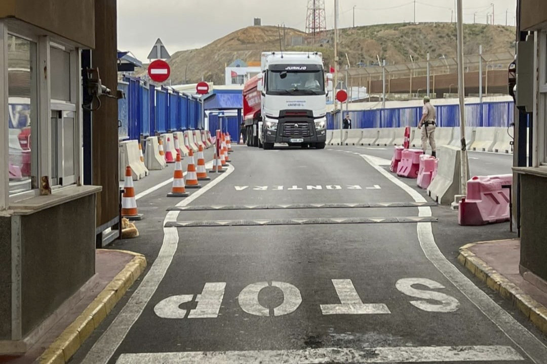 Un camin cargado de arena, procedente de Marruecos, en la nueva aduana de Ceuta.