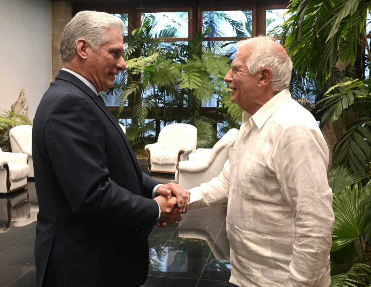 Miguel Daz-Canel y Josep Borrell se saludan en La Habana