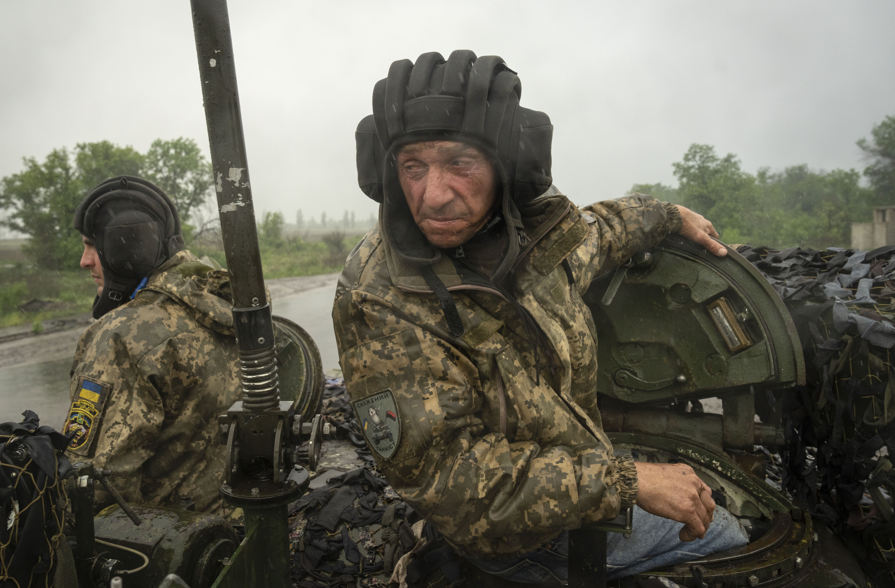 Tanquistas ucranianos sobre su tanque camino a Bajmut.