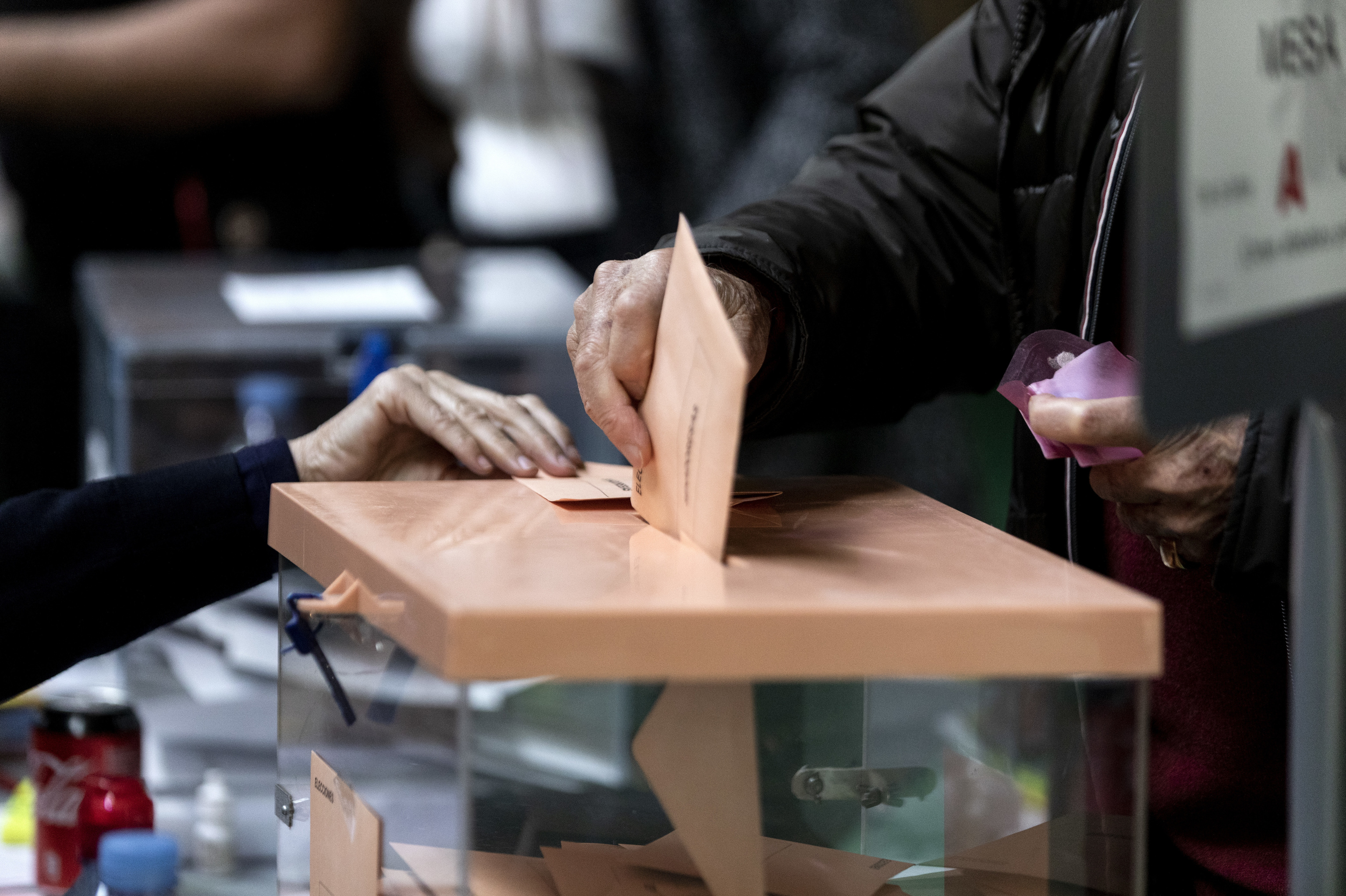 Un ciudadano introduce una papeleta en una urna electoral, en las generales de 2019.
