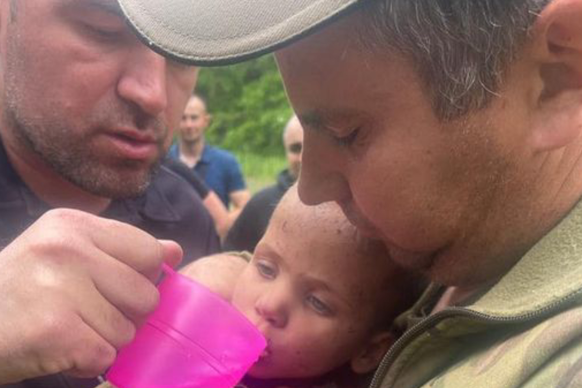 Hallan viva cuatro días después a una niña ucraniana de dos años perdida en el bosque