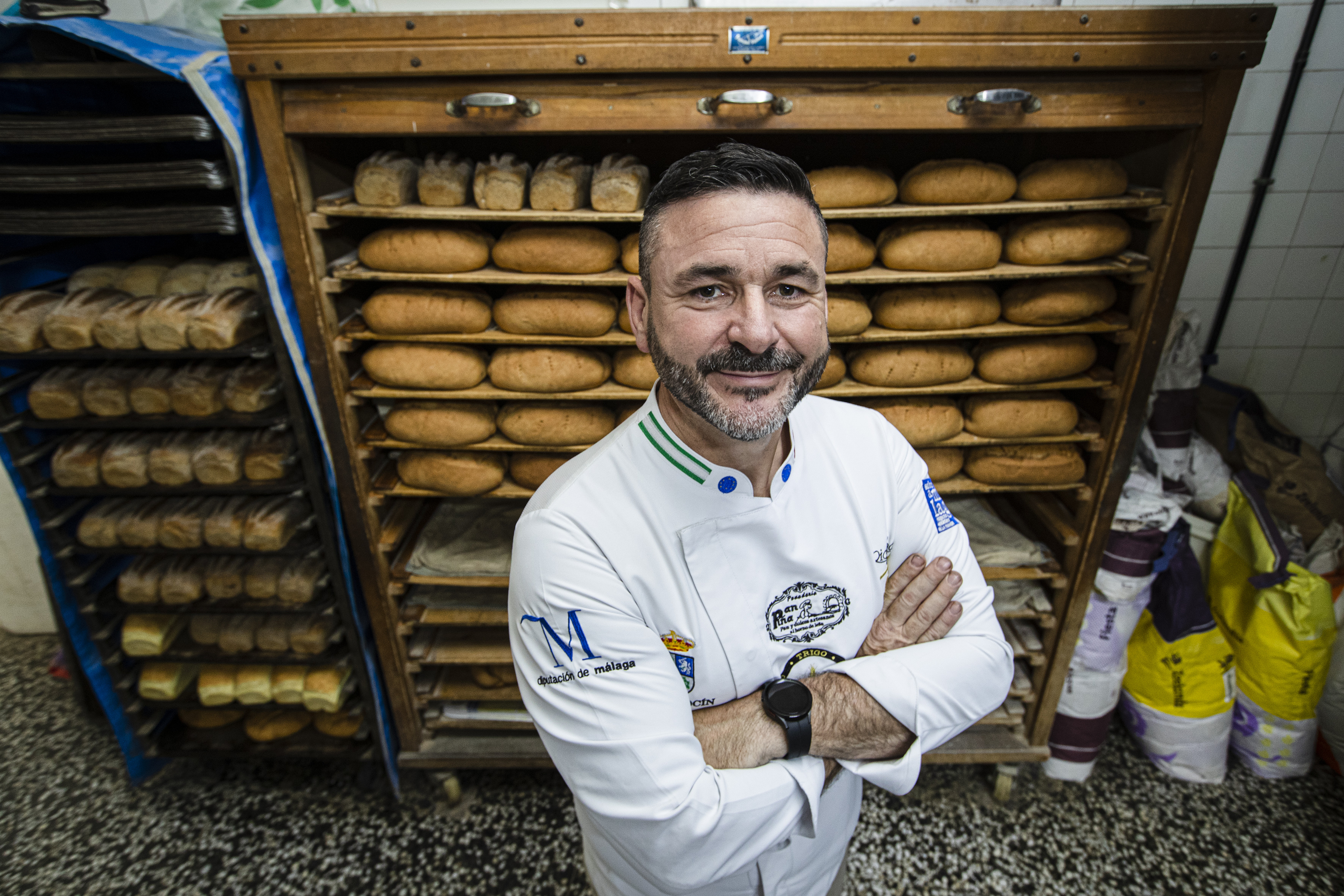 El panadero Juanma Moreno Pacheco en su obrador pretende dar un vuelco histórico, como ya hizo Juanma Moreno en Andalucía.