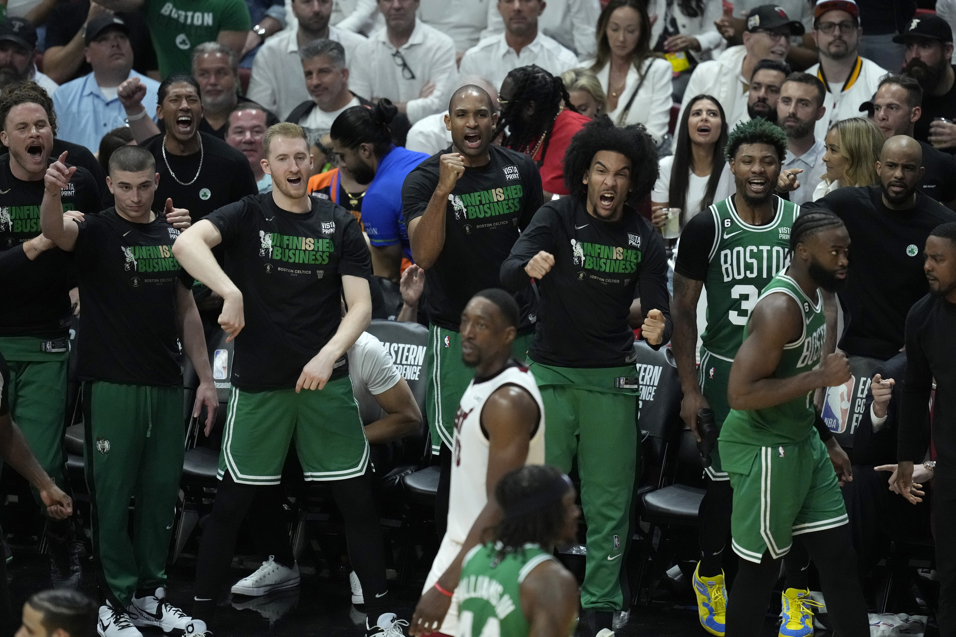 Euforia en el banquillo de los Boston Celtics durante el partido con Miami Heat