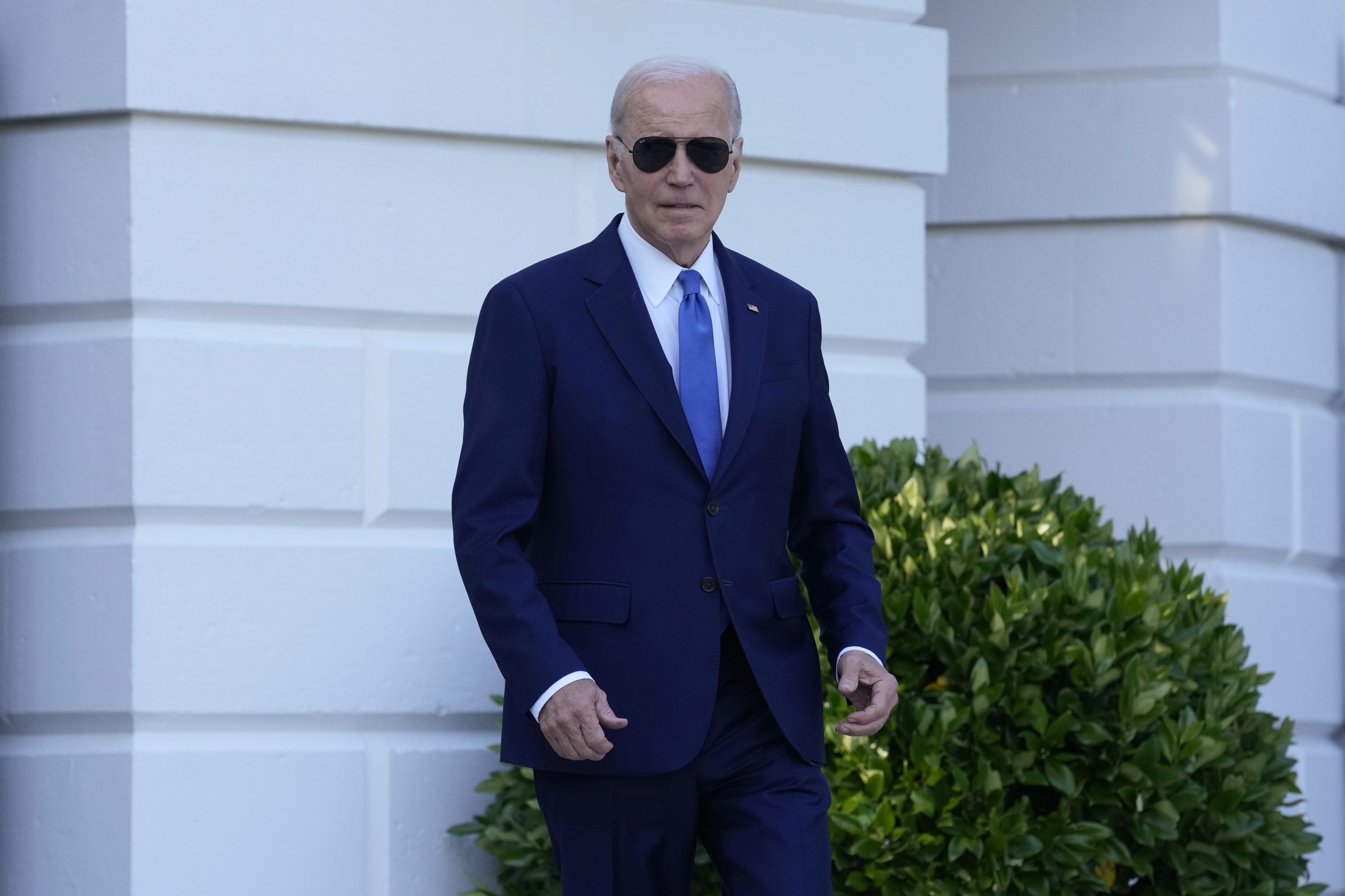 El presidente estadounidense Joe Biden camina para hablar con los reporteros (archivo).