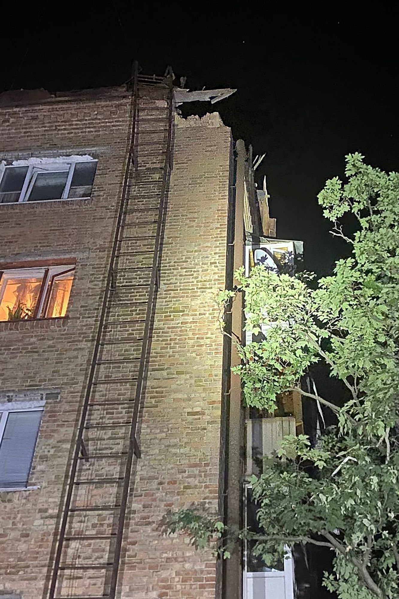 Edifido dañado en Kiev tras el ataque nocturno ruso con drones.