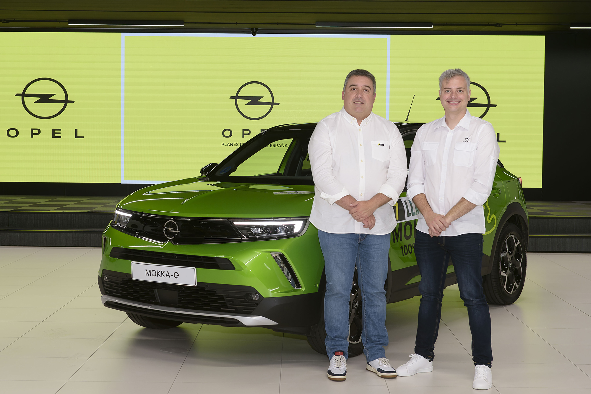 HugoVelasco y Celso Roces con su Opel Mokka-e