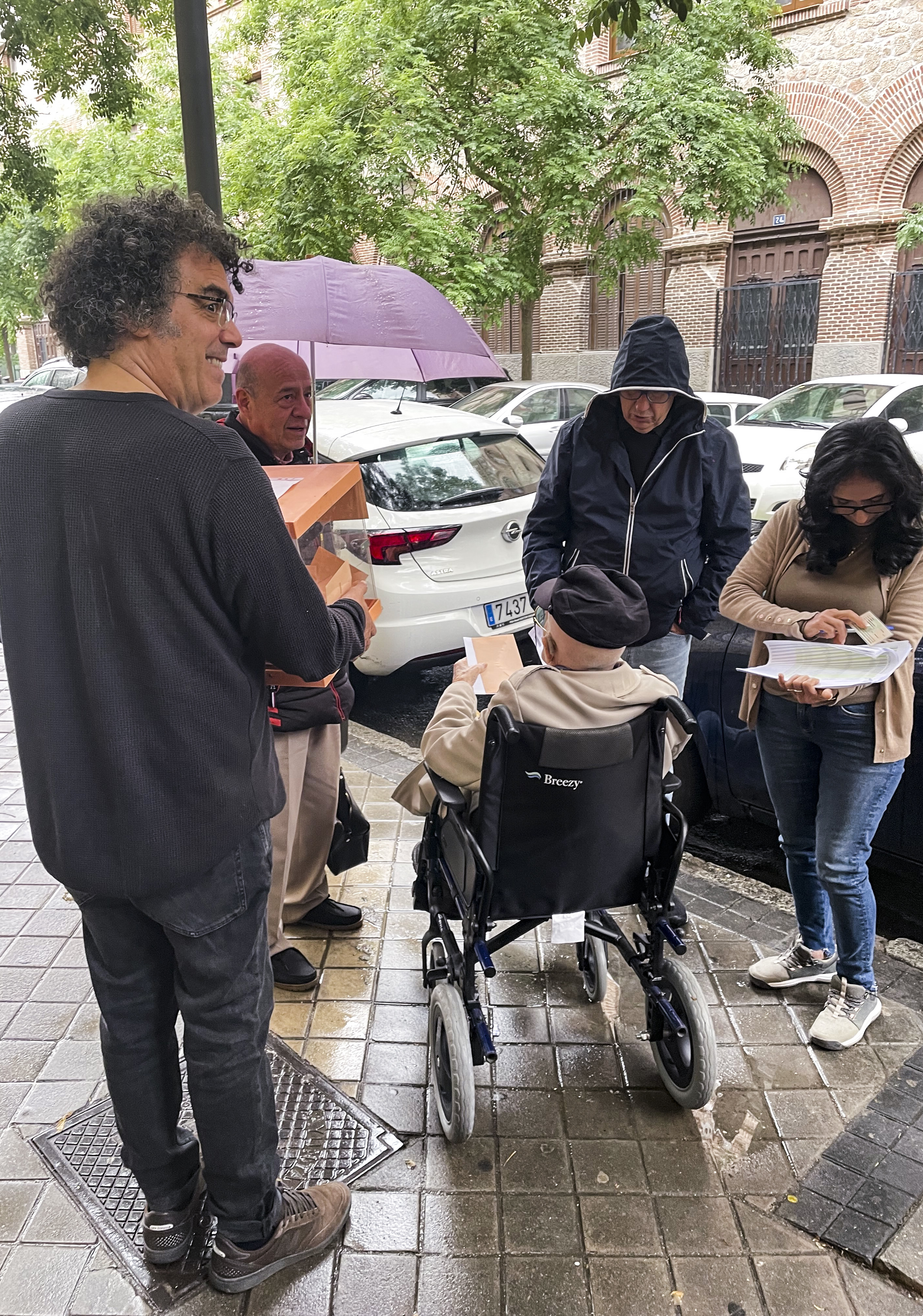 Los miembros de una mesa electoral del instituto Santa Engracia de Madrid han sacado una urna a la calle.