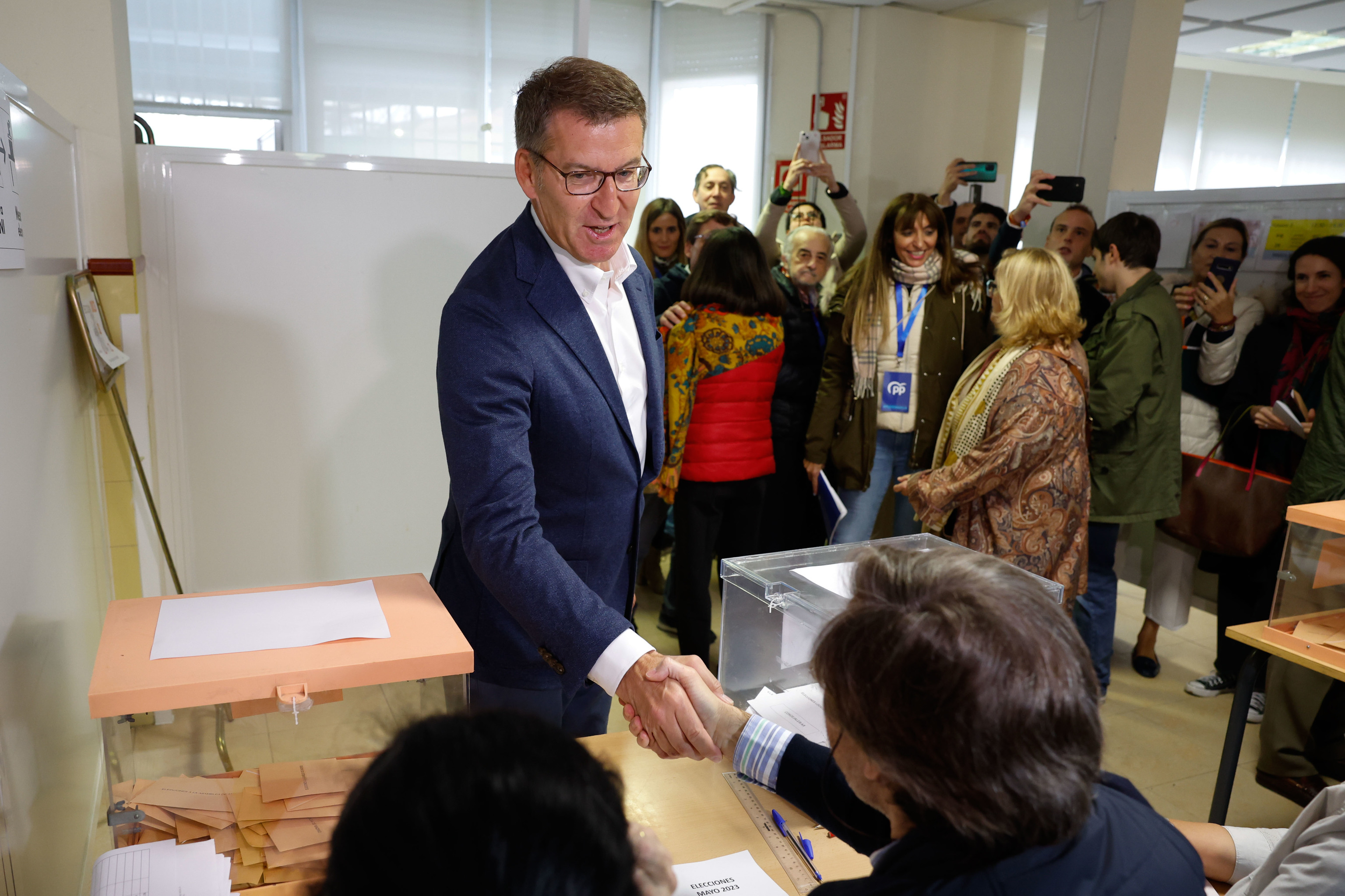 Alberto Núñez Feijóo, este domingo, votando en su colegio electoral.