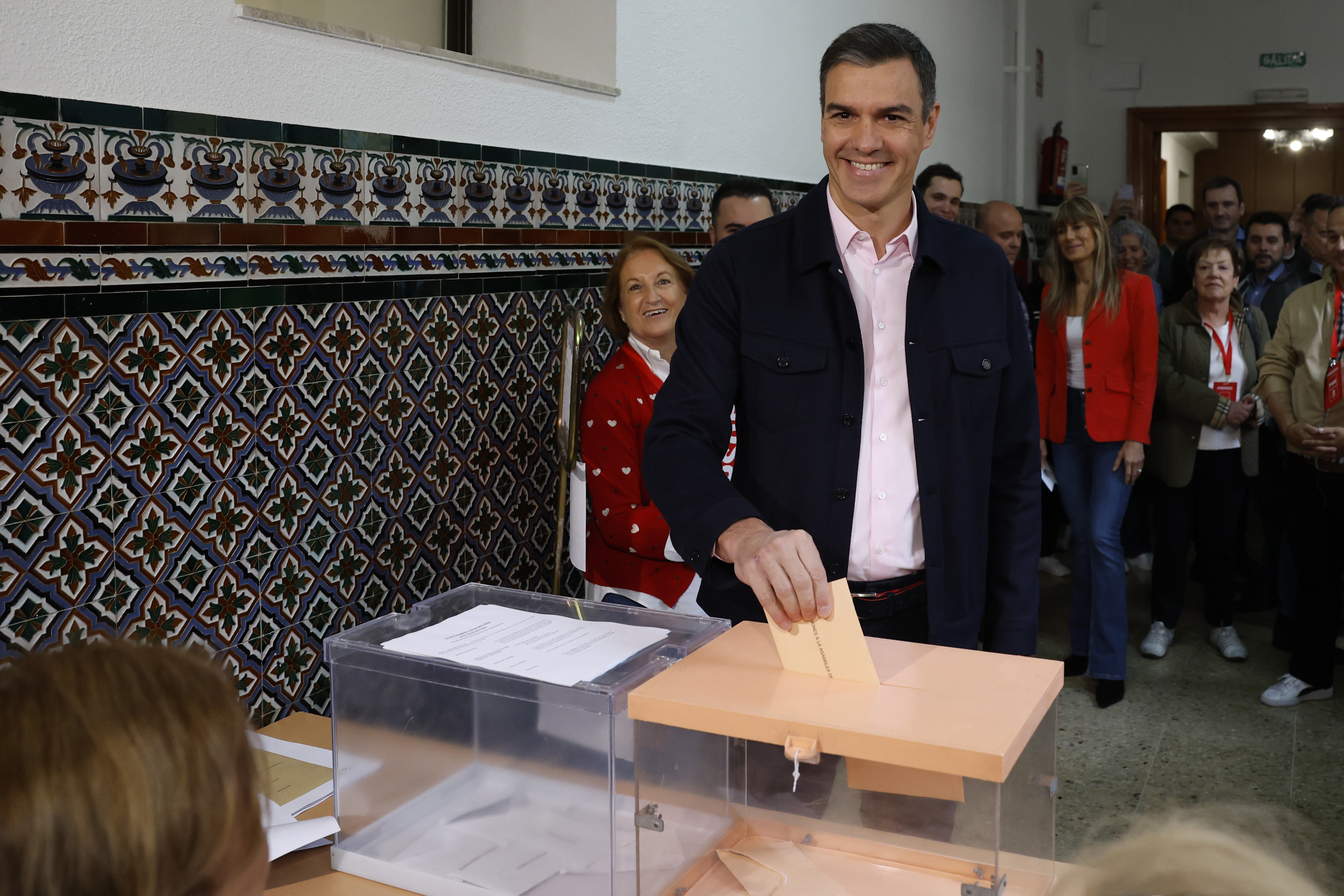 Pedro Sánchez, ejerciendo el derecho a voto el 28M.