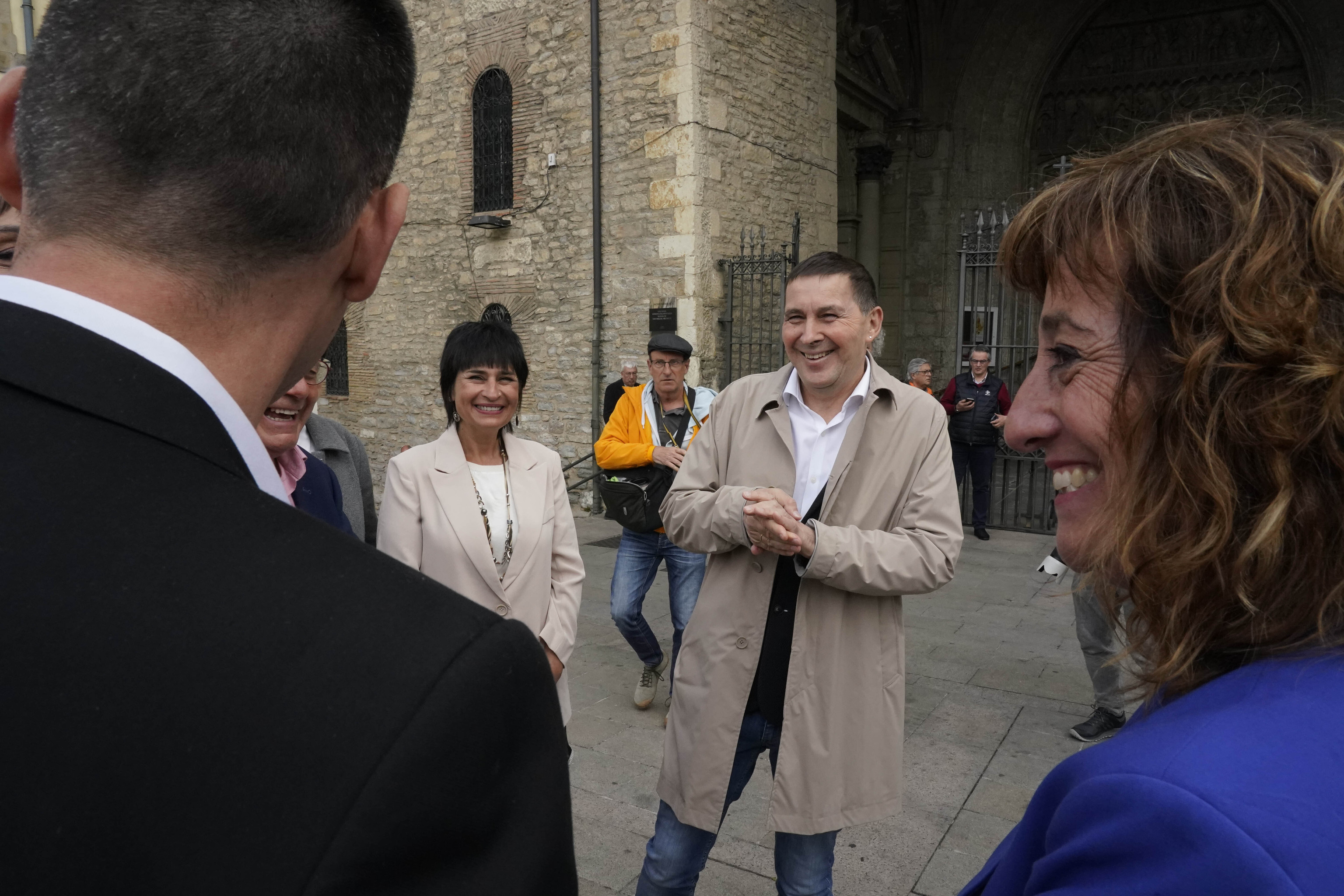 Arnaldo Otegi, sonriente, en La Balconada de la iglesia de San Miguel de Vitoria en el inicio de la campaa electoral.