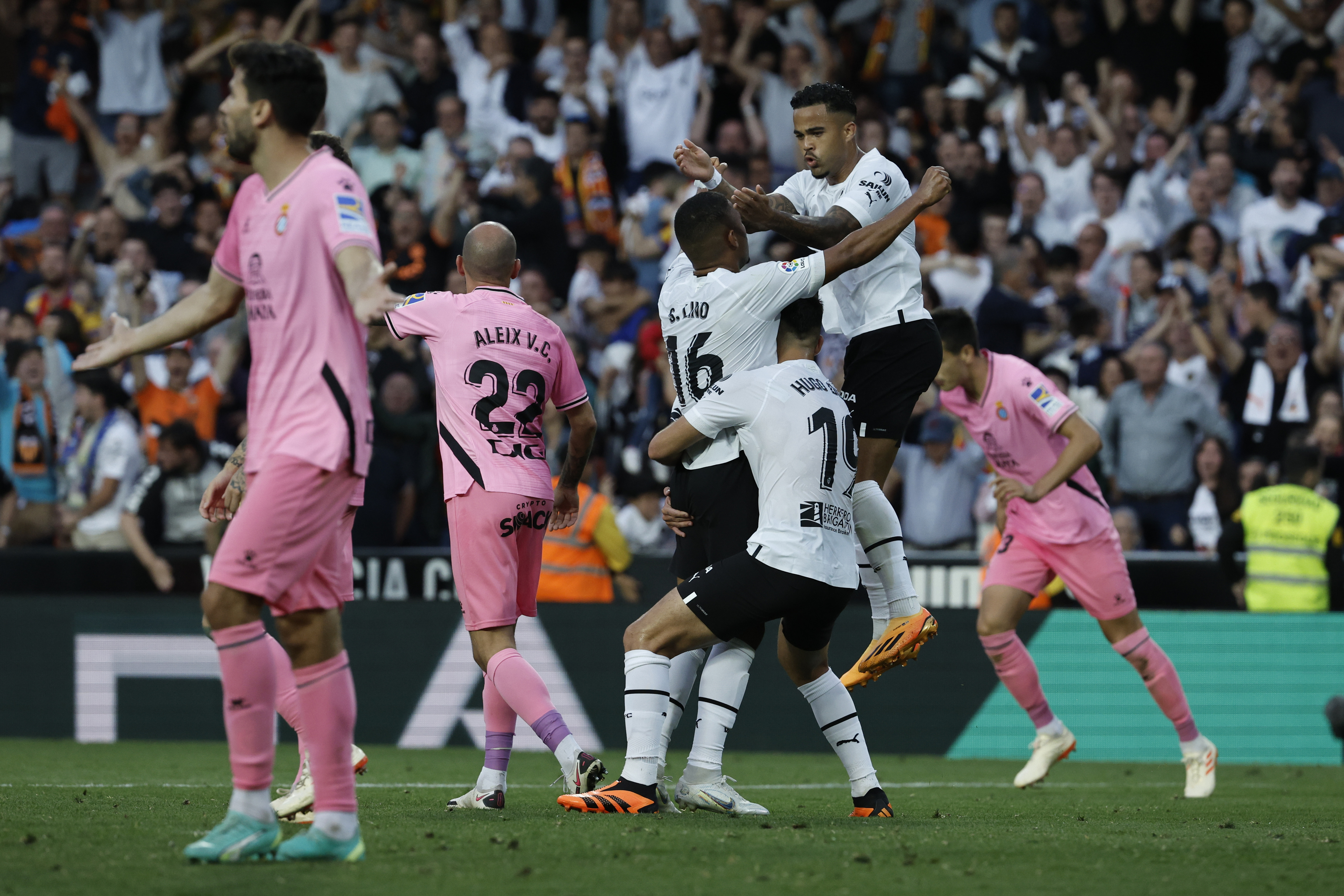 Lino celebra el gol que da el empate al Valencia y envía a Segunda al Espanyol.