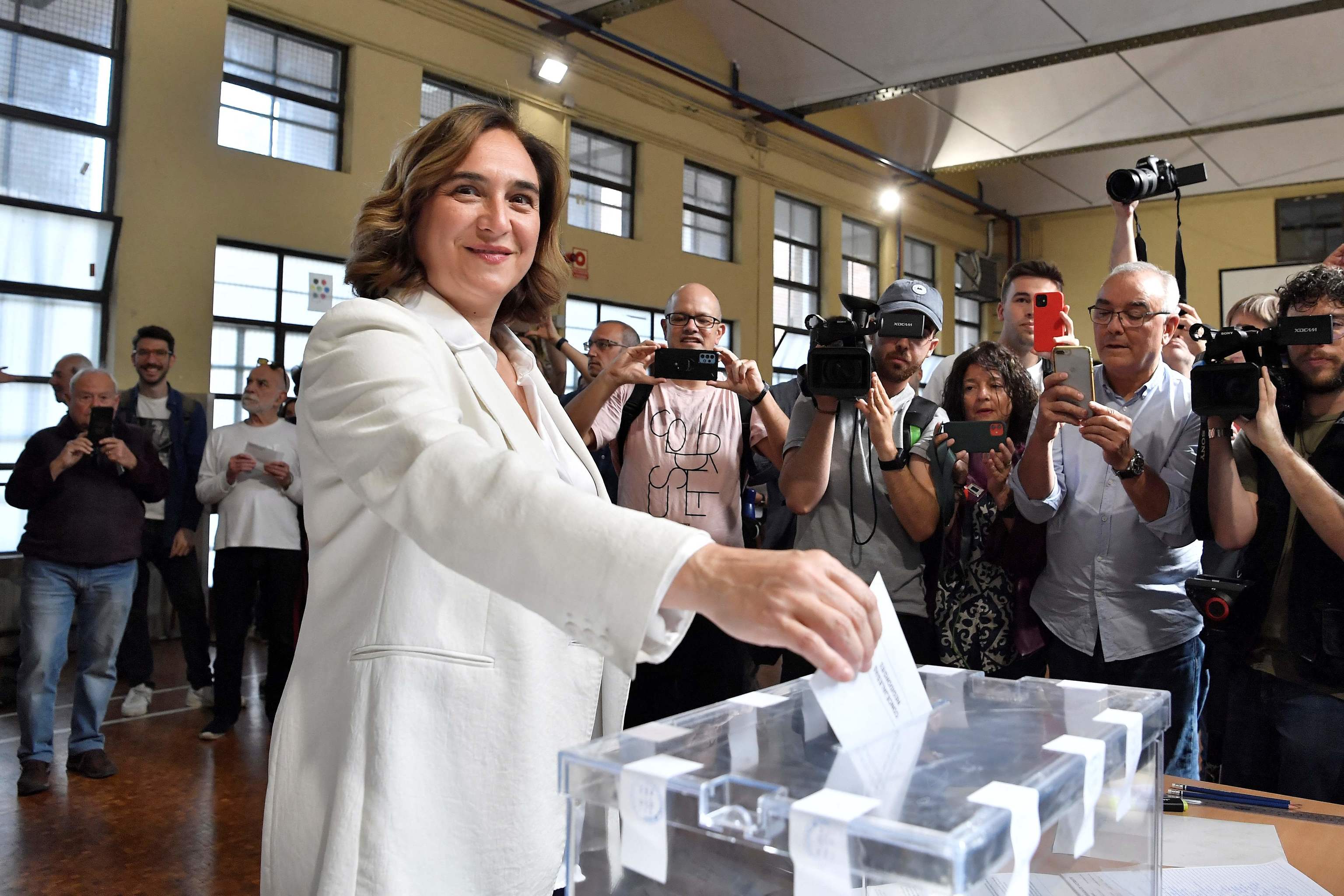 Ada Colau, al votar este domingo en Barcelona.