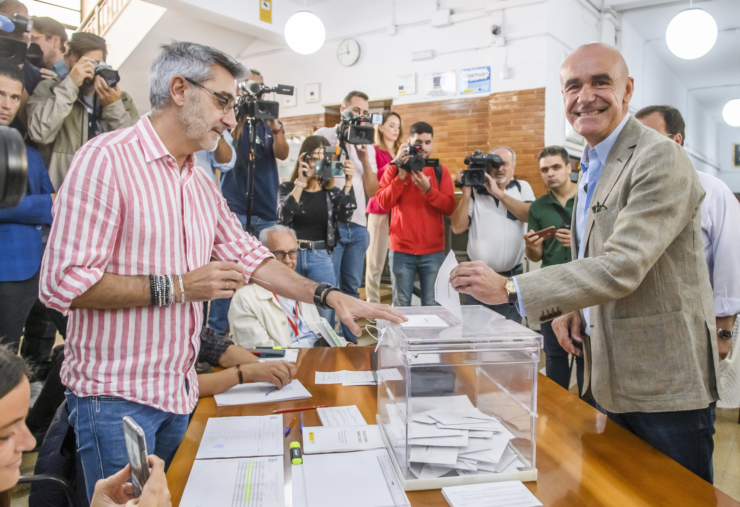 El actual alcalde de Sevilla, Antonio Muñoz (PSOE), al votar este domingo.