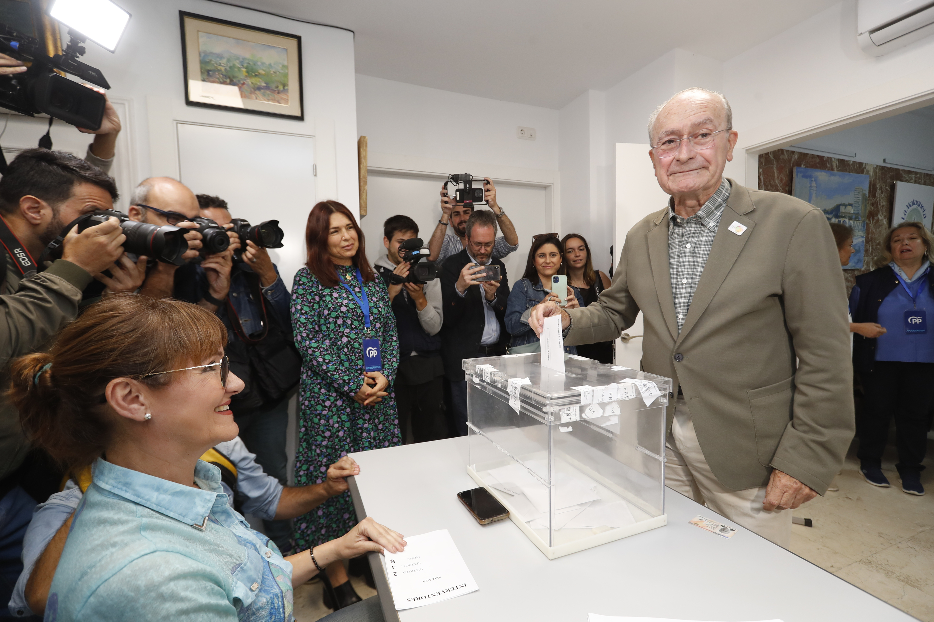 El alcalde de Mlaga y candidato a la eleccin, Francisco de la Torre, votando este domingo