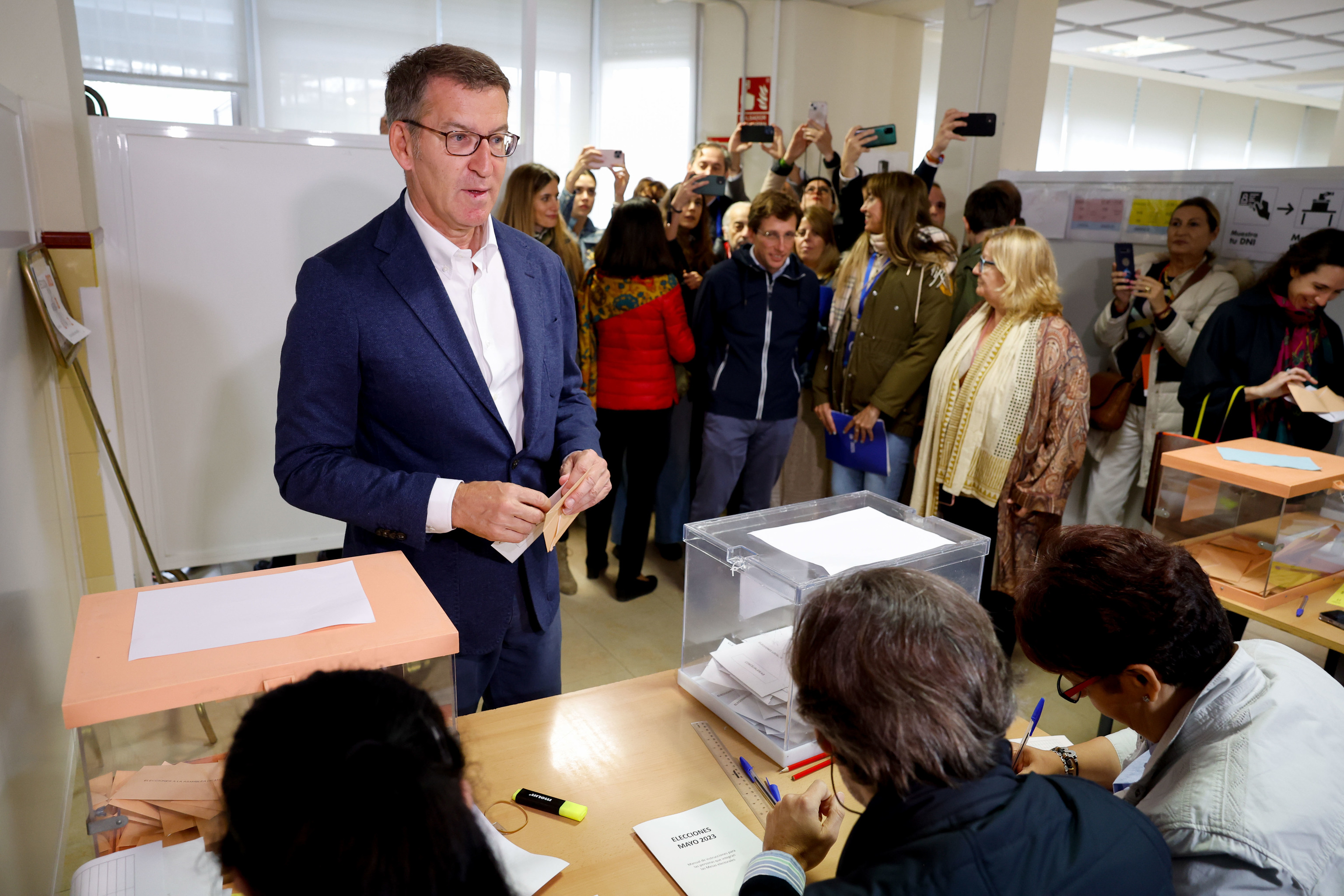 El presidente del Partido Popular, Alberto Núñez Feijóo, vota este domingo.