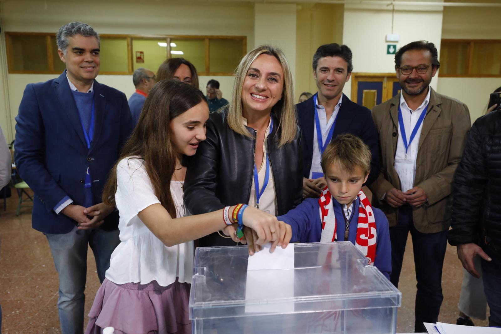 Marifrn Carazo, la candidata del PP a la Alcalda de Granada, votando con sus hijos.