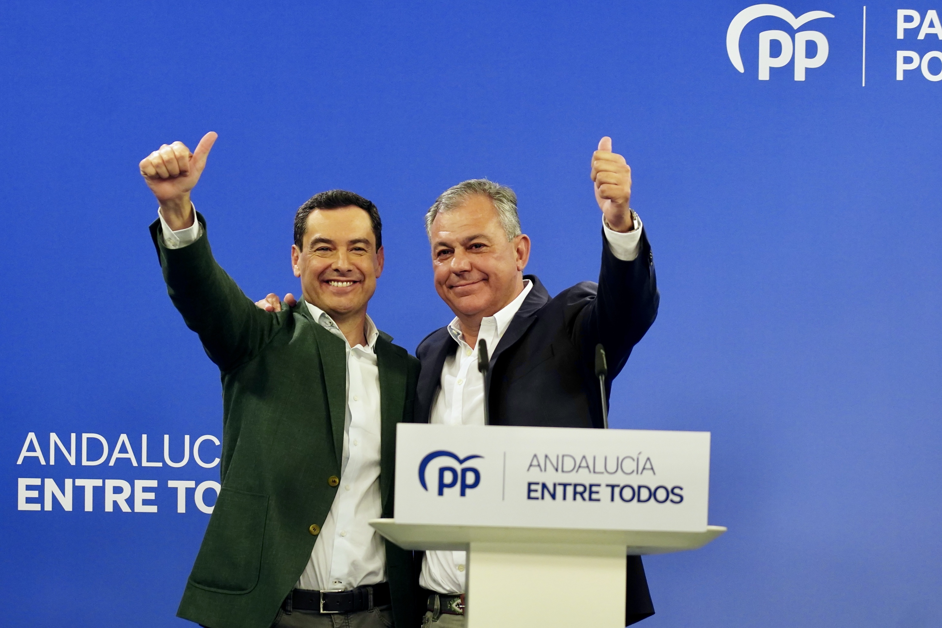 Juanma Moreno y el próximo alcalde de Sevilla, José Luis Sanz, celebran el triunfo del PP en Sevilla y Andalucía.