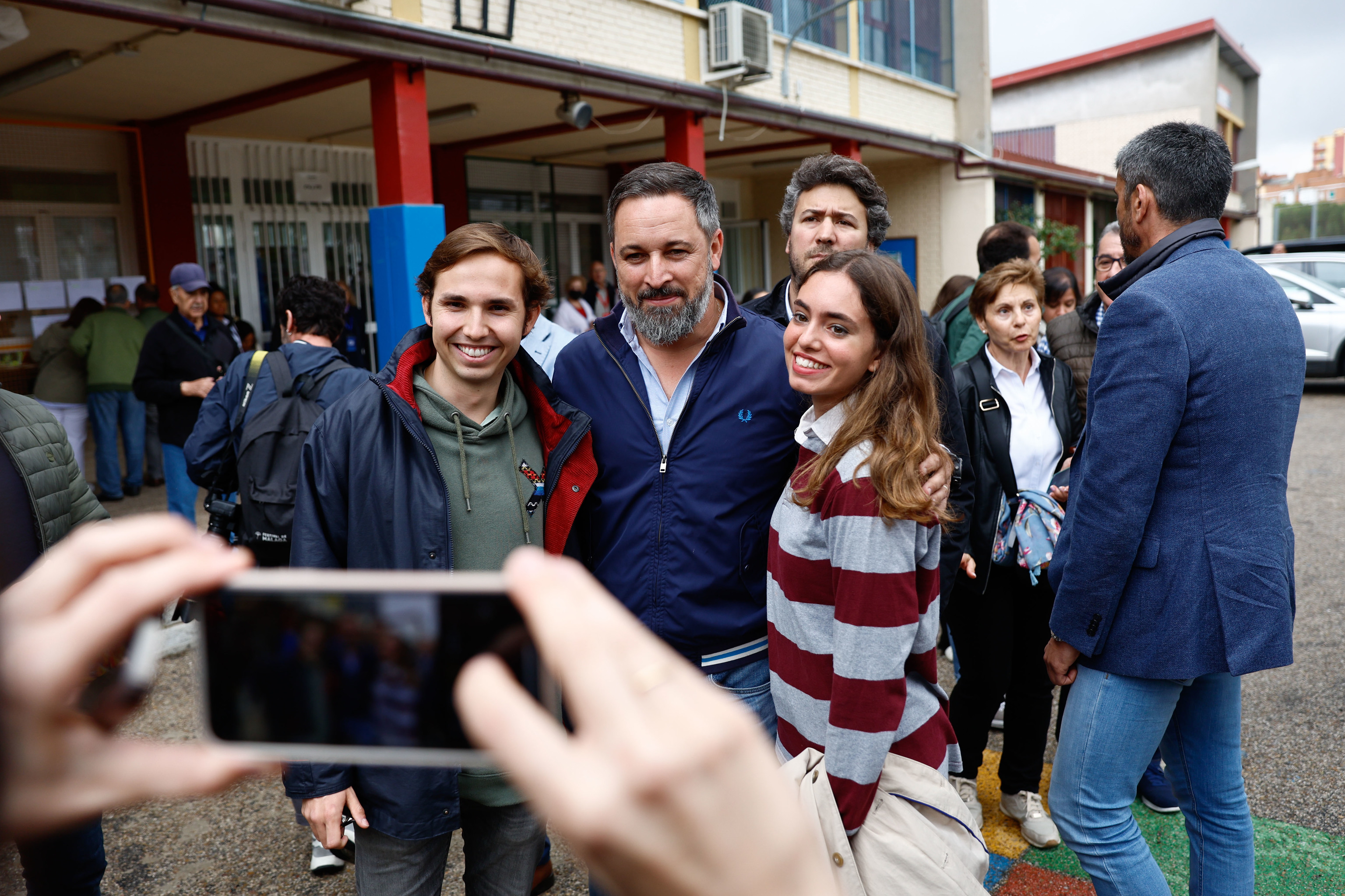 Santiago Abascal posa con simpatizantes de Vox tras votar, ayer, en Madrid.