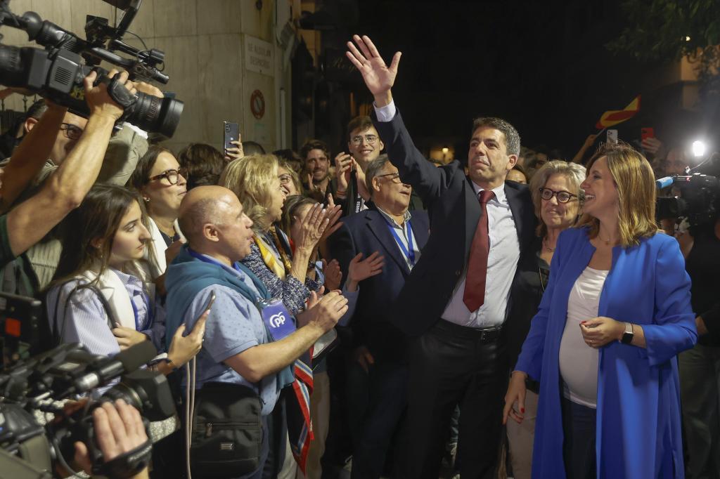 Carlos Mazón y María José Catalá celebran la victoria del PP, en Valencia.