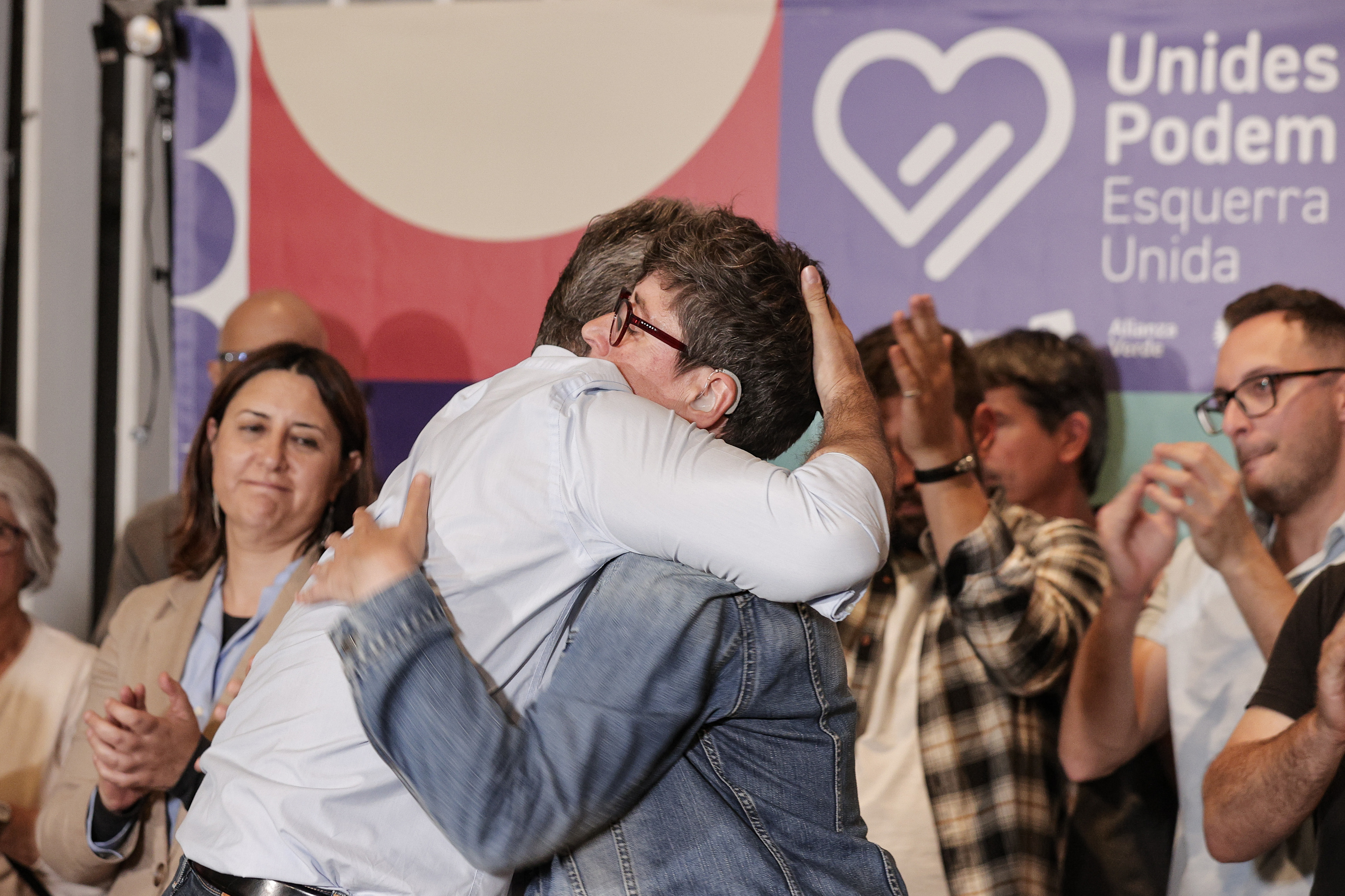 Los candidatos de Unidas Podemos en Valencia, Héctor Illueca y Pilar Lima, se abrazan tras conocer los resultados.