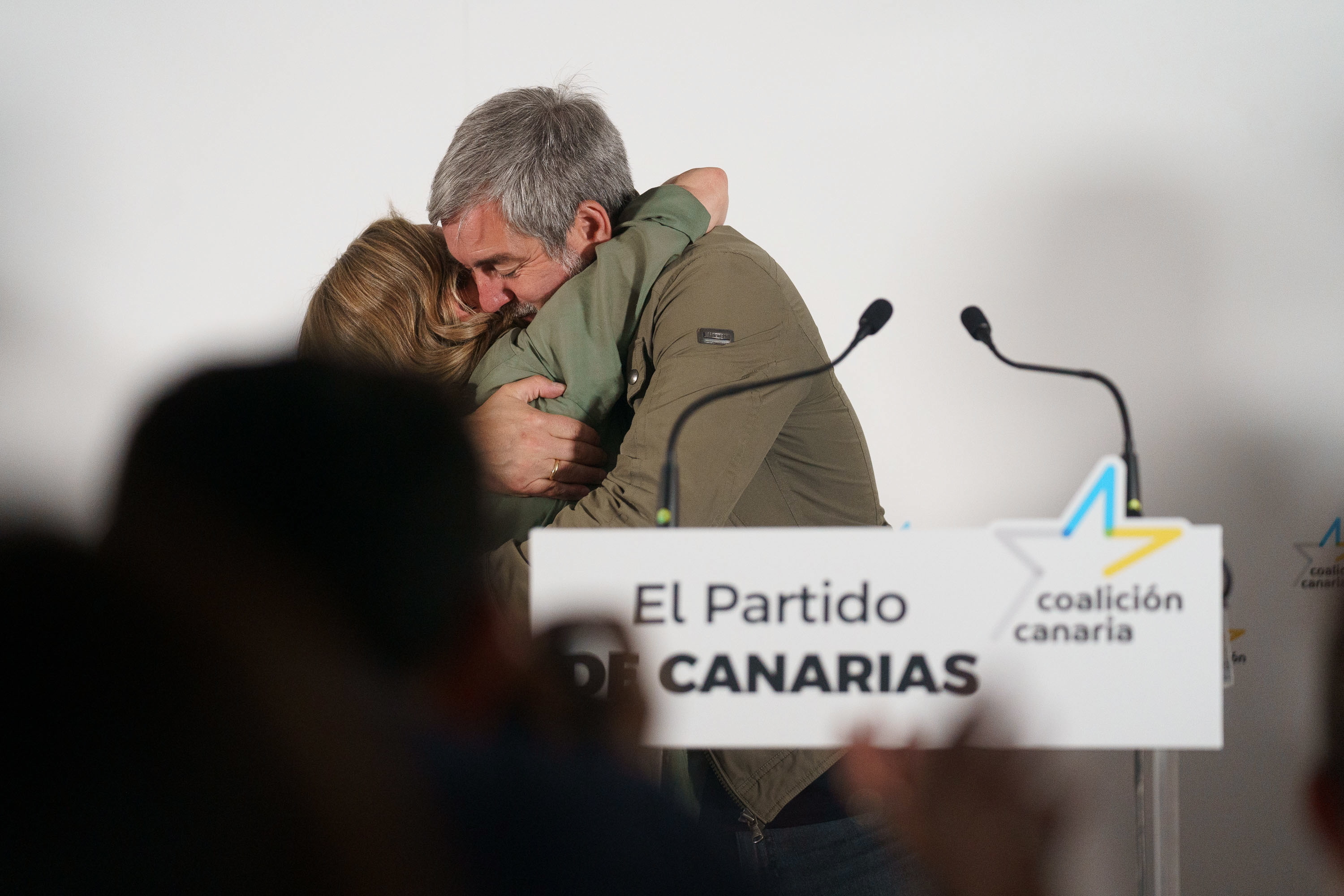 El candidato de CC a presidente Canarias, Fernando Clavijo, se abraza con la cabeza de lista al Parlamento de Canarias por la isla de Tenerife, Ana Oramas.