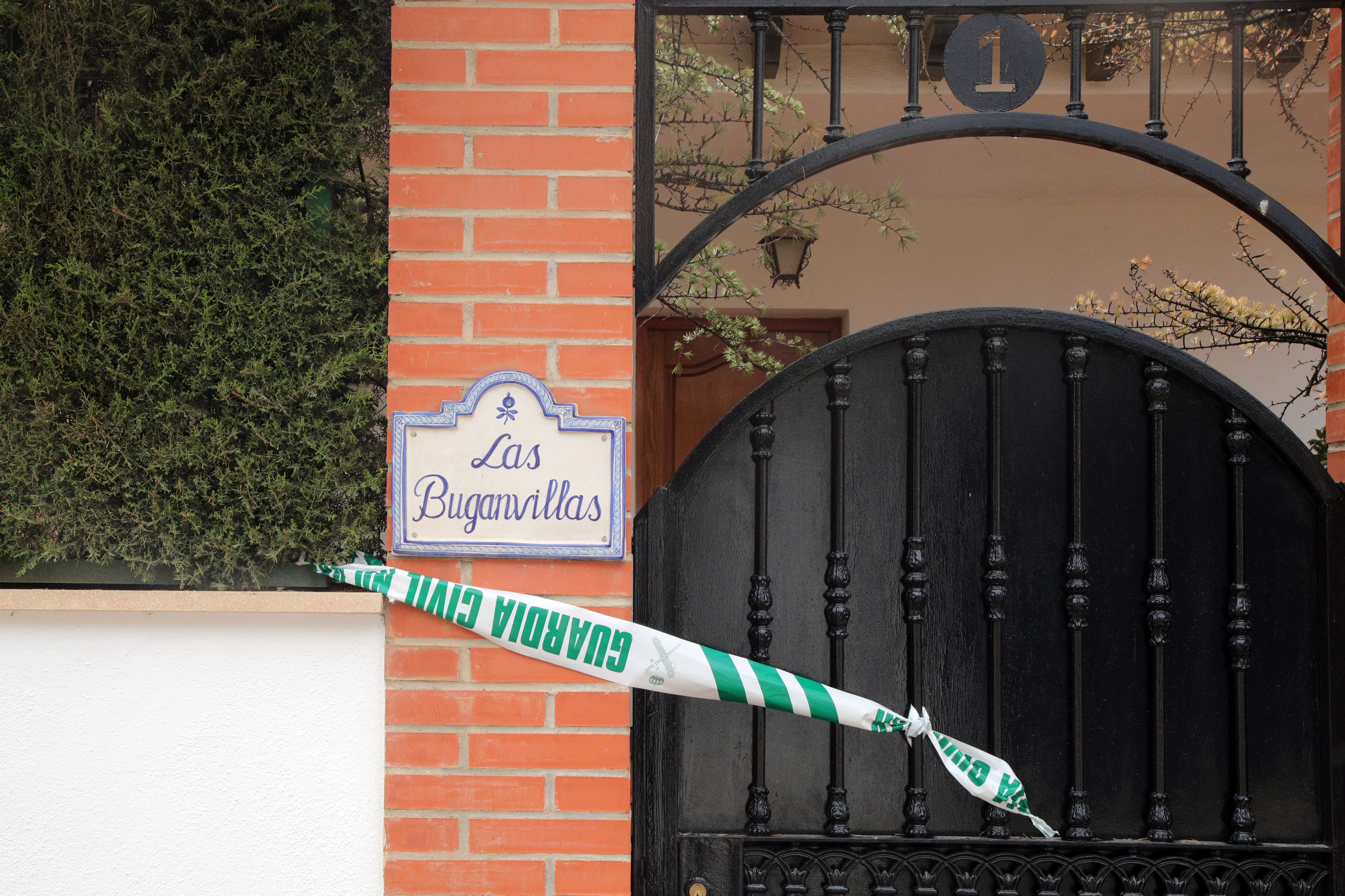 La Guardia Civil ha abierto una investigacin a raz del hallazgo este sbado de los cuerpos sin vida de una mujer de 38 aos, embarazada, y de su hijo de 3 aos en un chal del trmino municipal de Las Gabias (Granada), segn han informado a EFE fuentes del Centro Coordinador de Emergencias 112 Andaluca y del propio Instituto armado