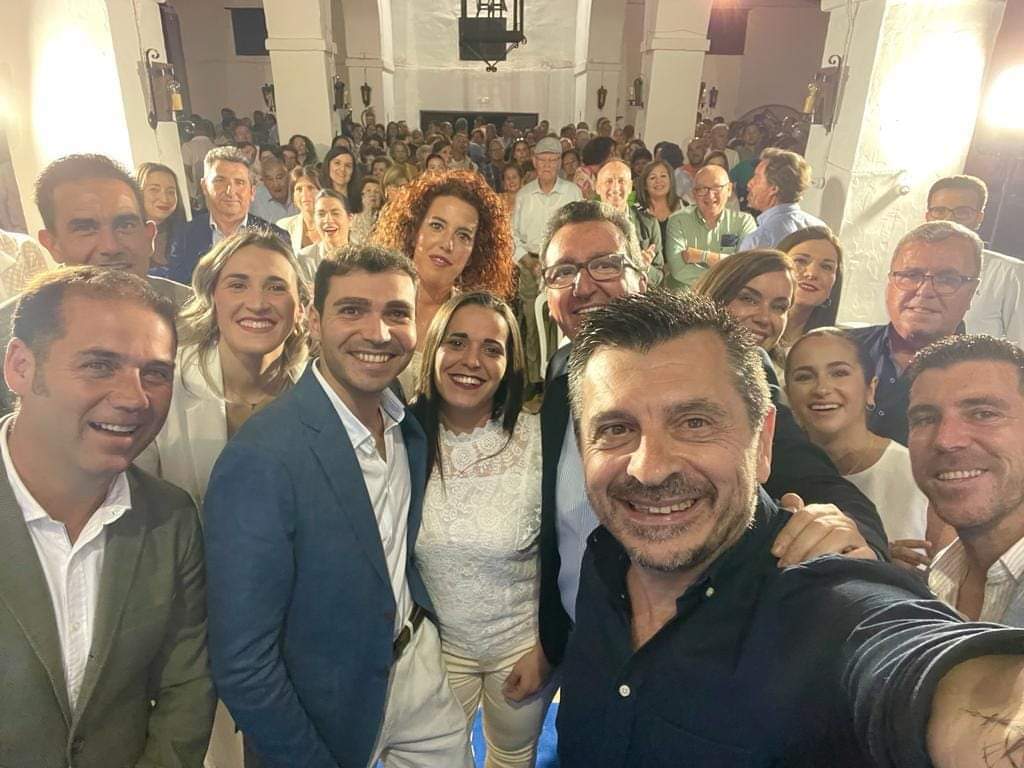 El alcalde electo de Lucena del Puerto por el PP, lvaro Regidor, junto al portavoz parlamentario, Toni Martn, y el presidente del PP de Huelva, Manuel Andrs Gonzlez.