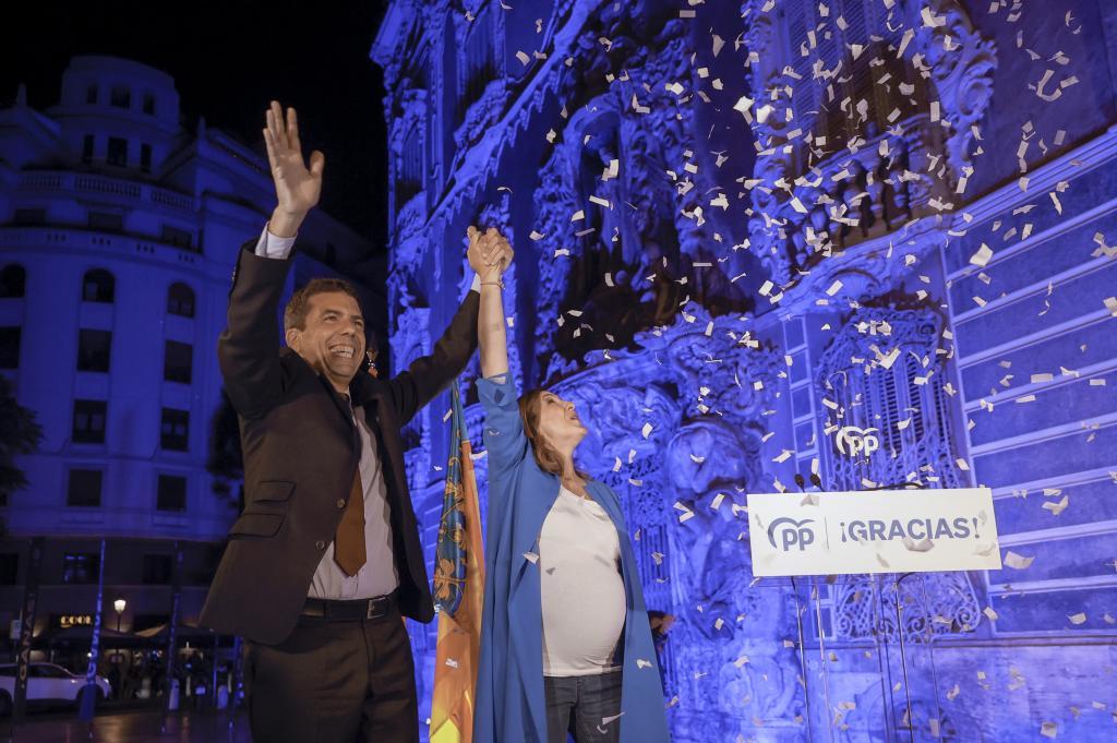 Carlos Mazn y Mara Jos Catal celebran la victoria del PP en la noche del 28-M.