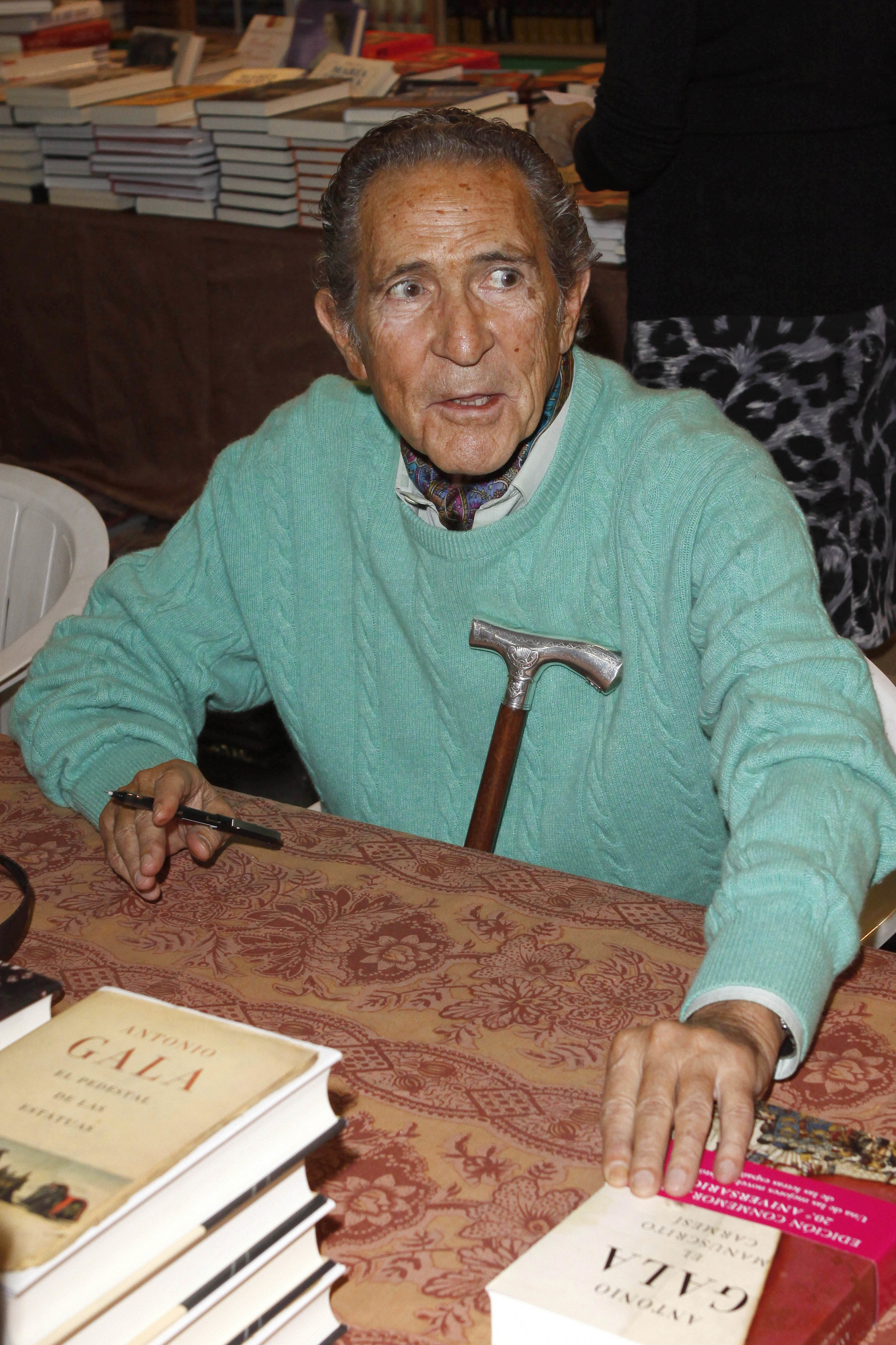 El escritor Antonio Gala en una firma de libros