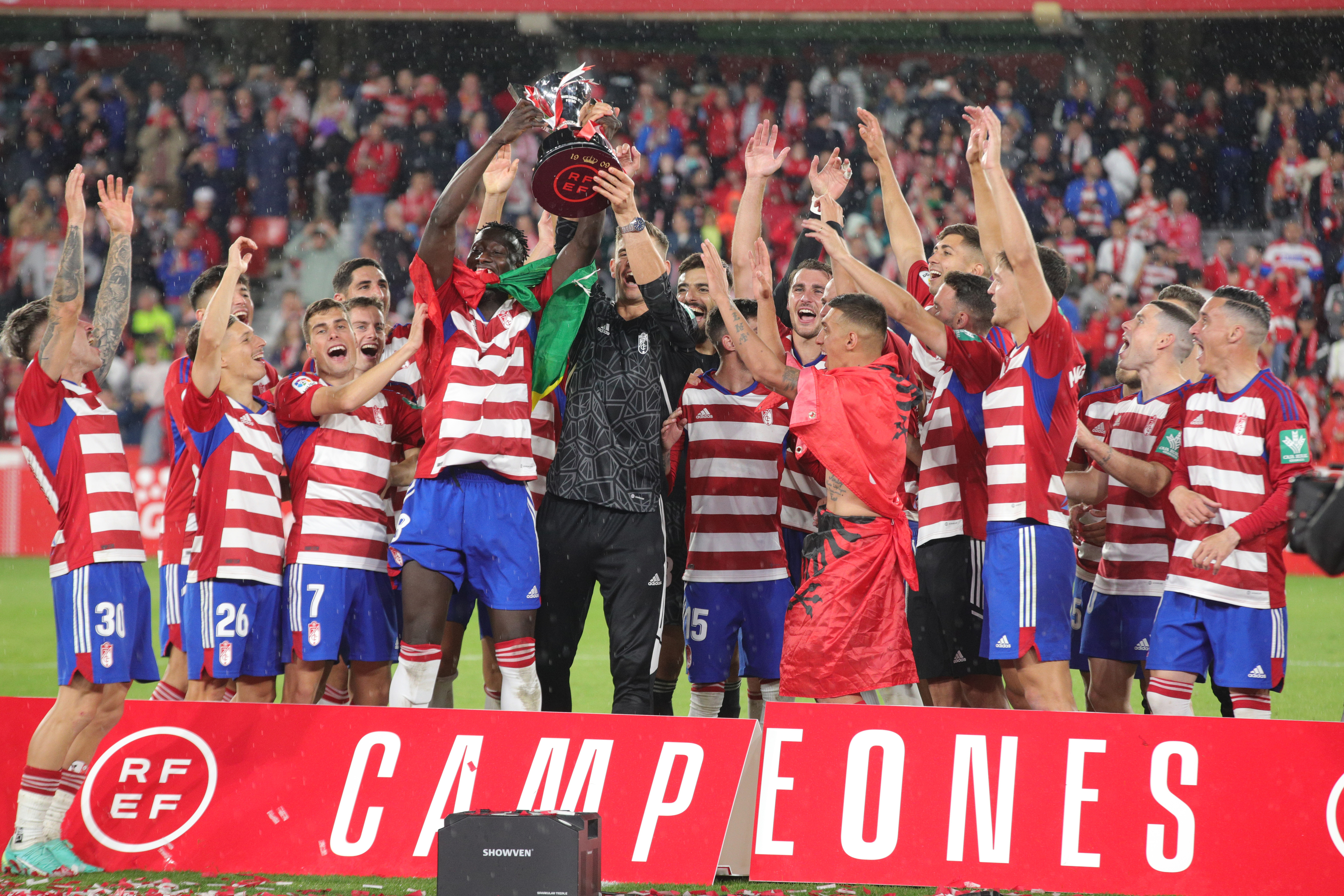 Los jugadores del Granada celebran su ascenso a primera divisin, el sbado, con el trofeo de campeones de Segunda.