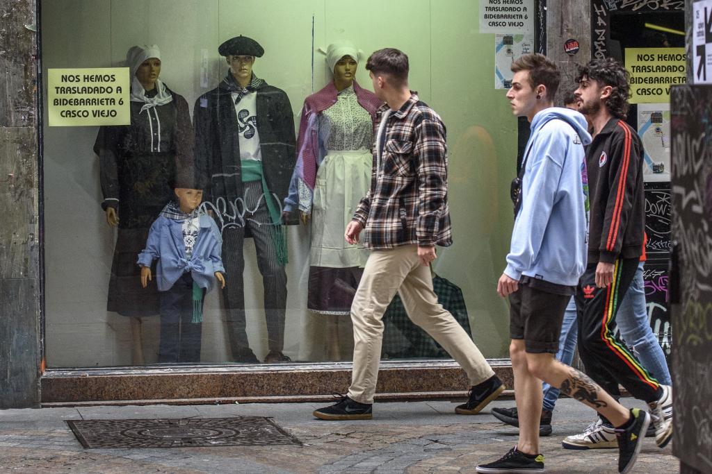 Jvenes pasean por una calle de Bilbao.