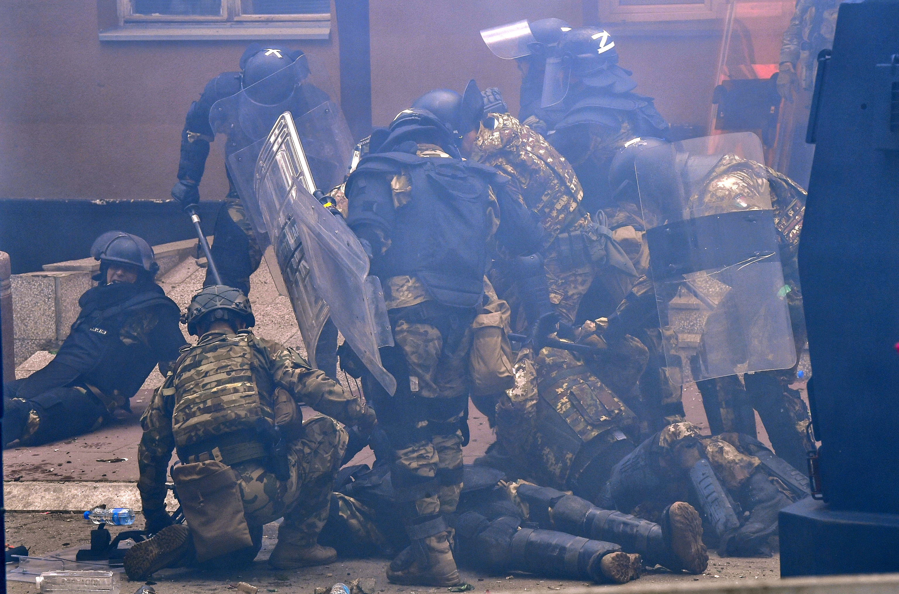 Soldados de la KFOR, heridos tras un enfrentamiento con serbios de Kosovo en Zvecan.