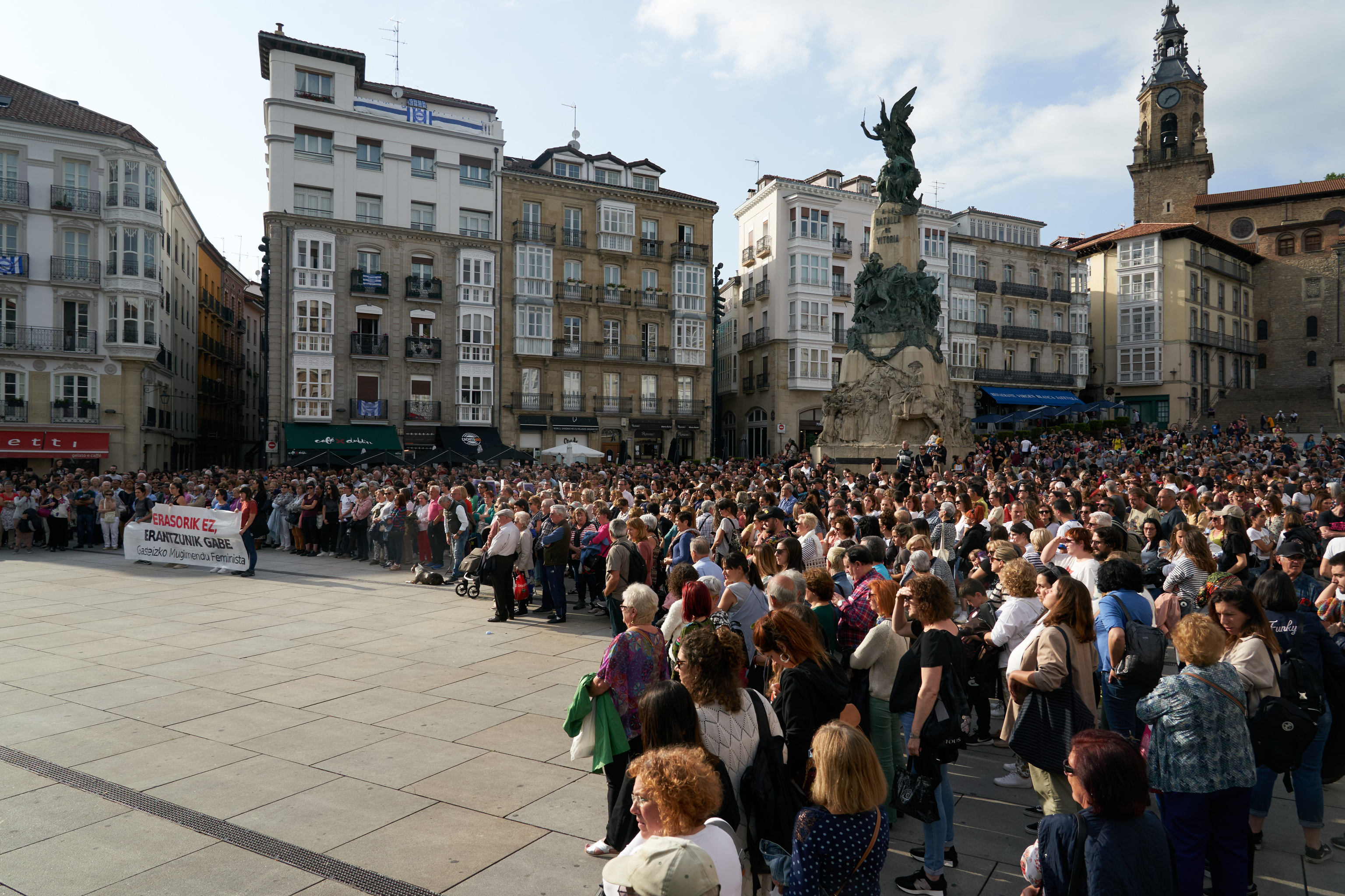 Unas dos mil personas se han concentrado este lunes en la plaza de la Virgen Blanca de Vitoria para expresar su repulsa por el asesinato.