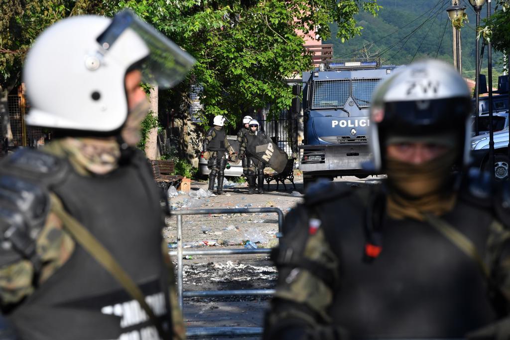 Agentes de la policía kosovara en intervención.
