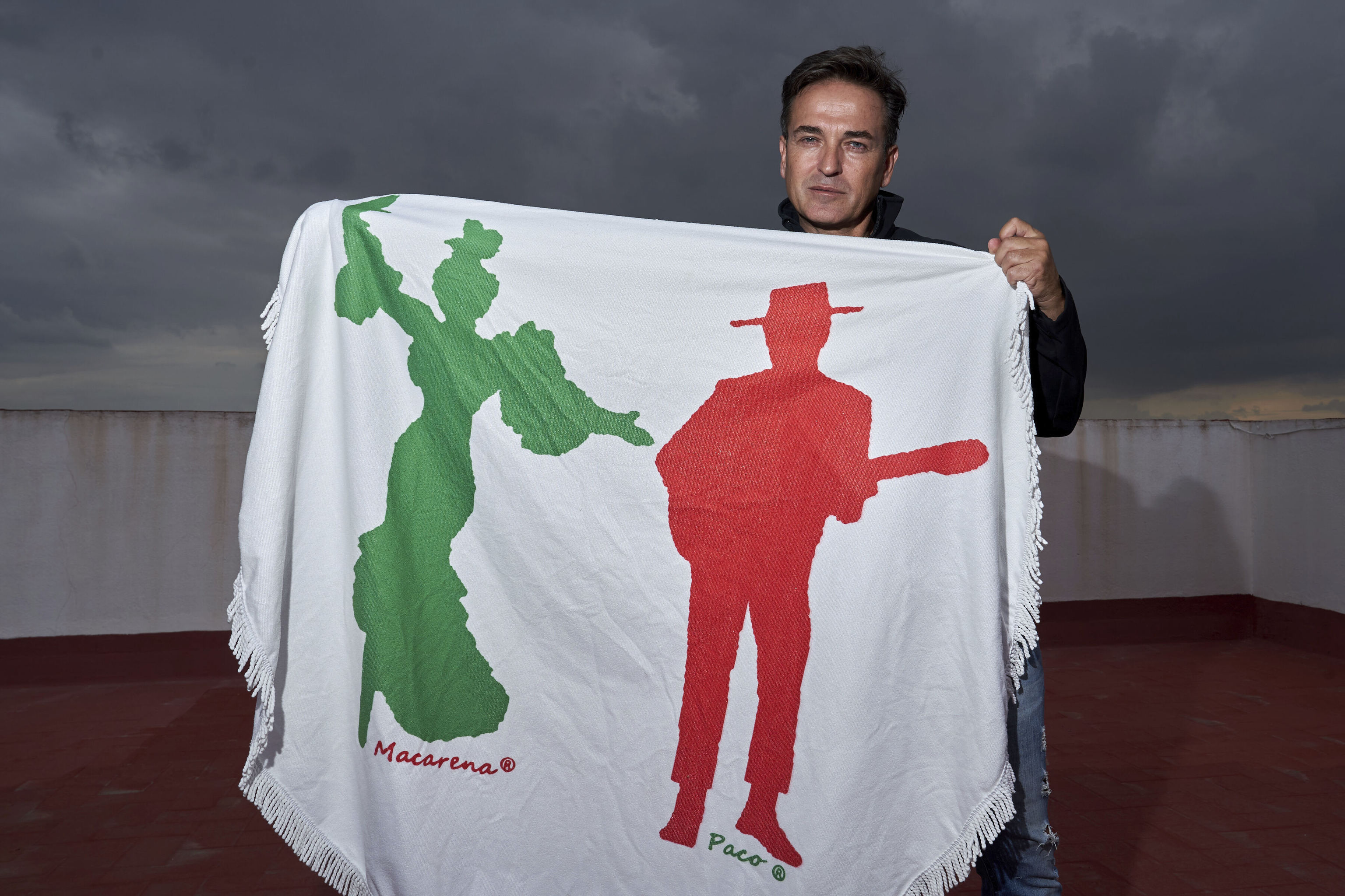 Javier Alba, creador de los semforos 'flamencos' de Sevilla, junto a 'Macarena' y 'Paco'.