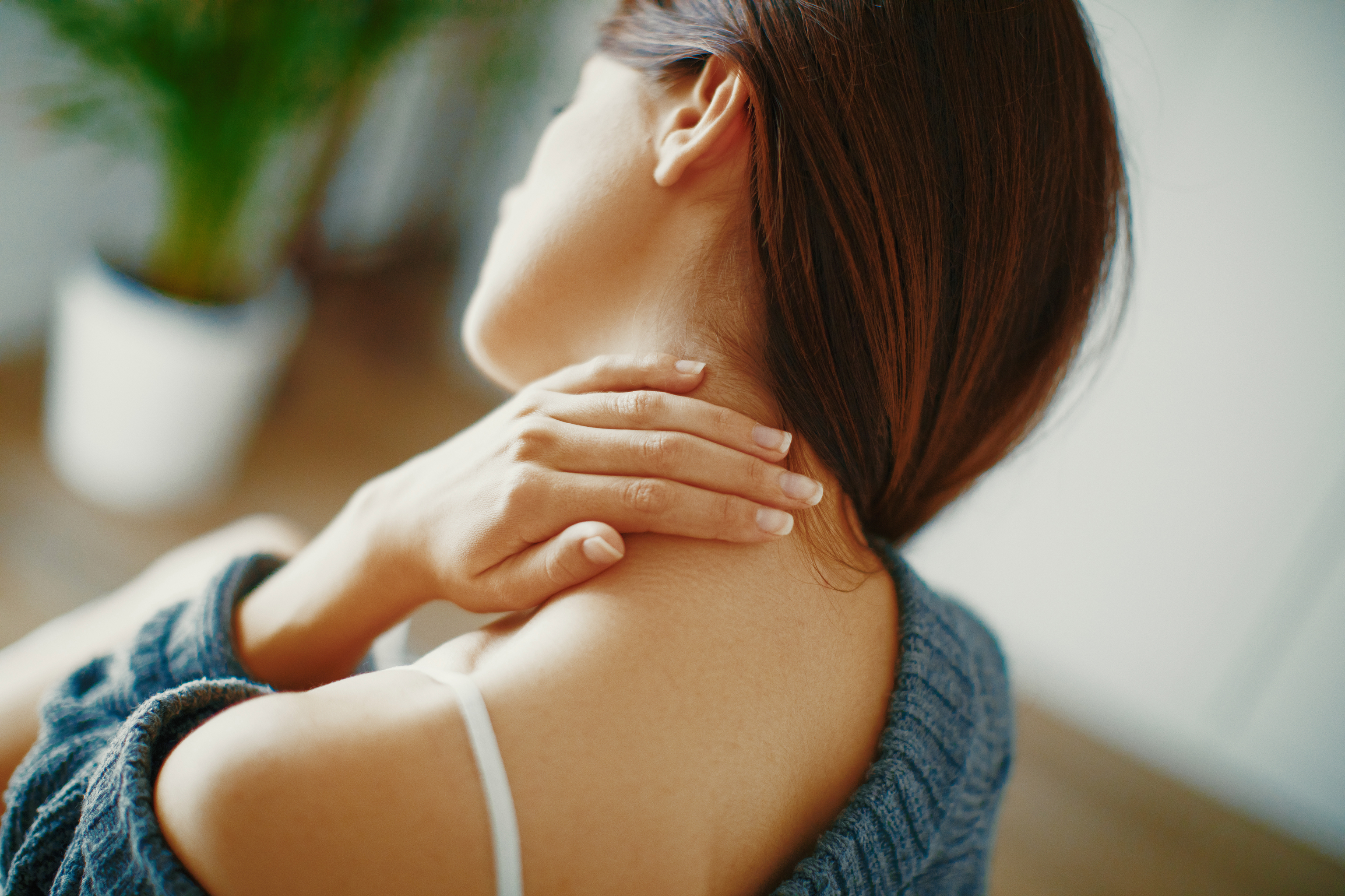 Estiramientos para evitar el dolor de espalda y cervicales: mover el cuello