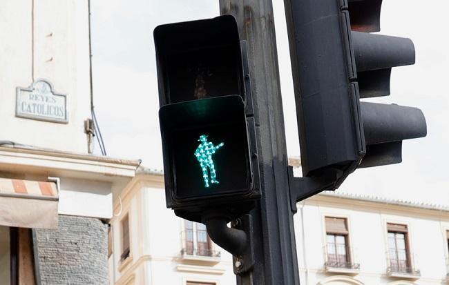 Uno de los seis semforos que se instalaron en distintas calles de Granada.