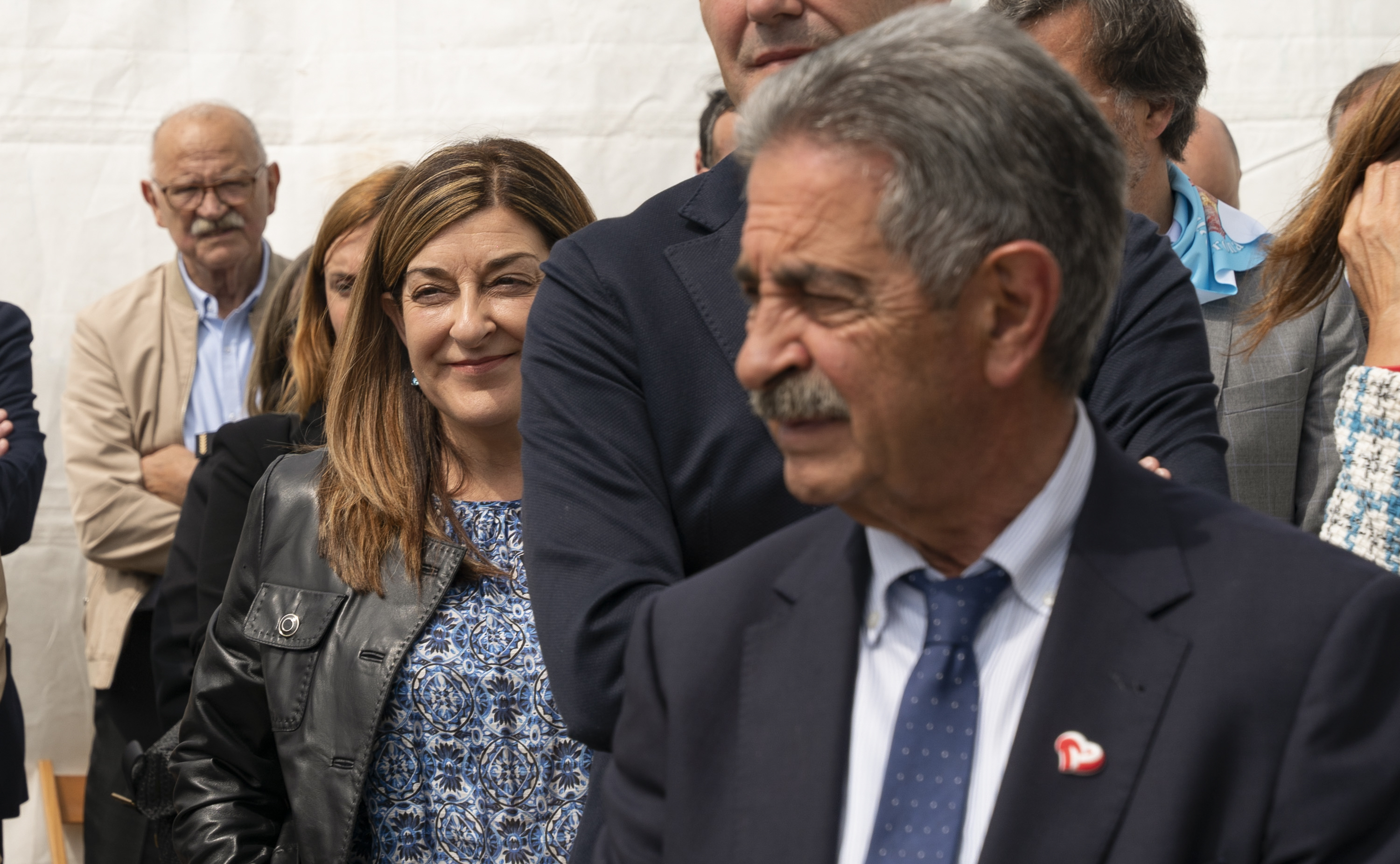 Miguel Ángel Revilla, junto a la futura presidenta de Cantabria, María José Sáenz de Buruaga.