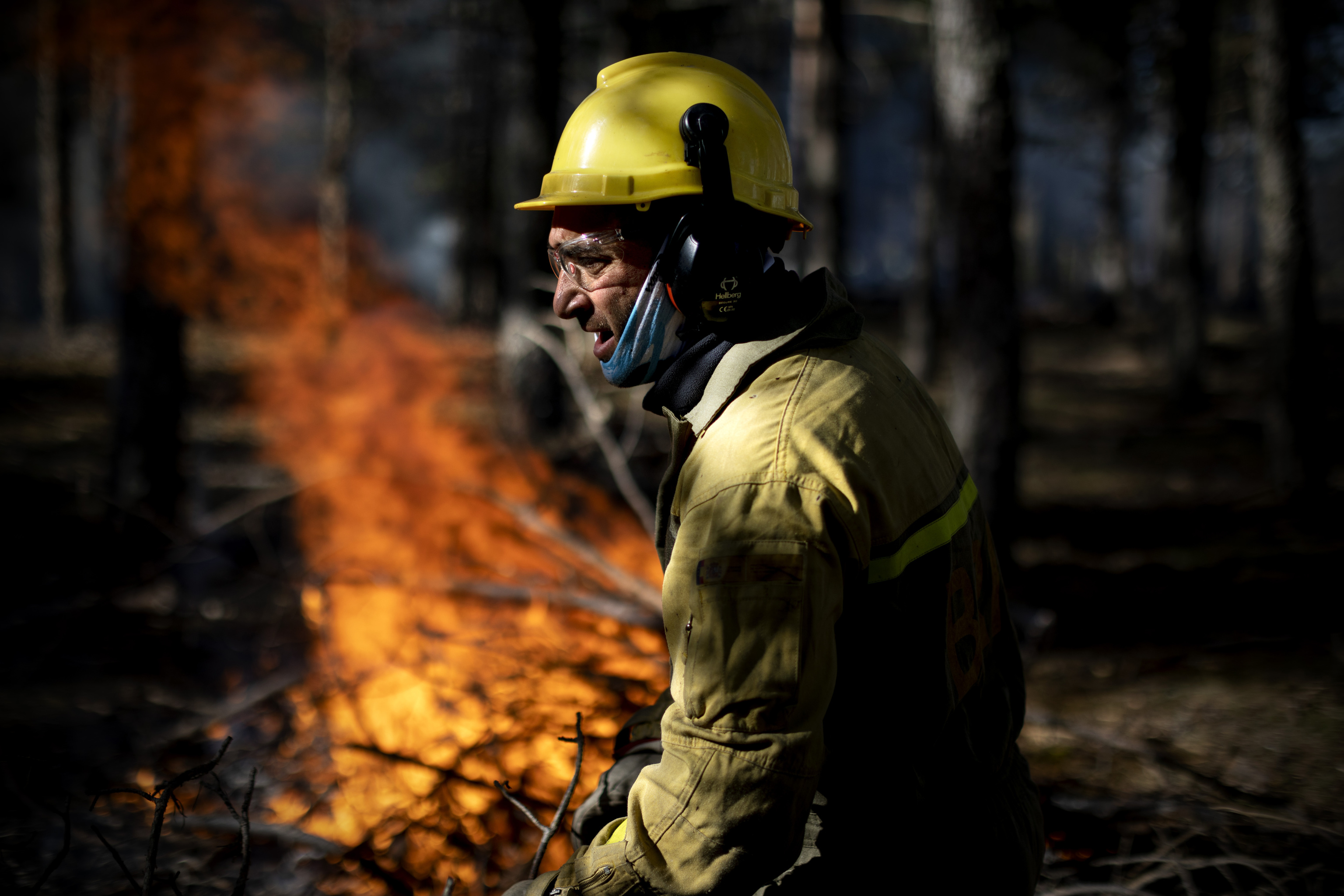 Los bomberos forestales, sin estatuto antes de los incendios por las elecciones: «Nos dejan con el culo al aire»