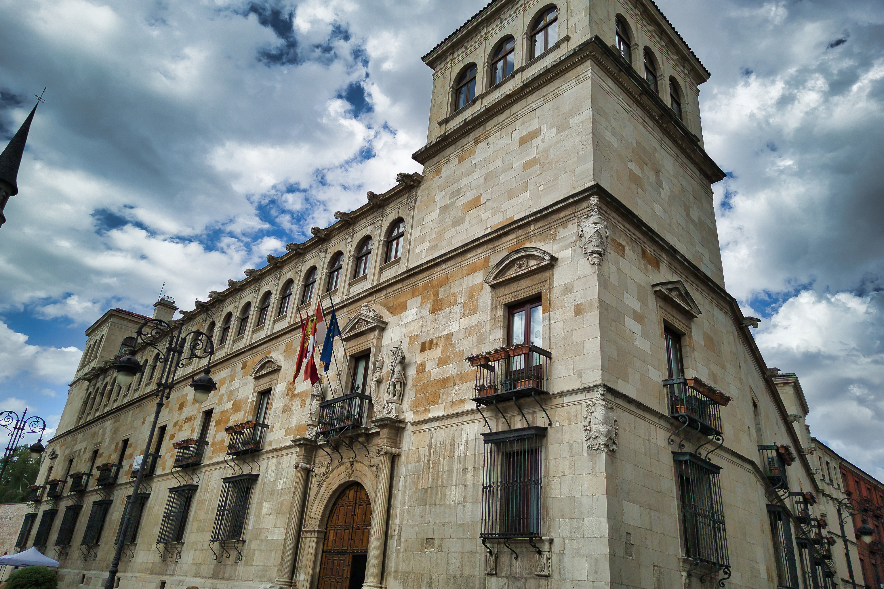 Telefónica y Vodafone se llevan el grueso del megacontrato de comunicaciones de Castilla y León