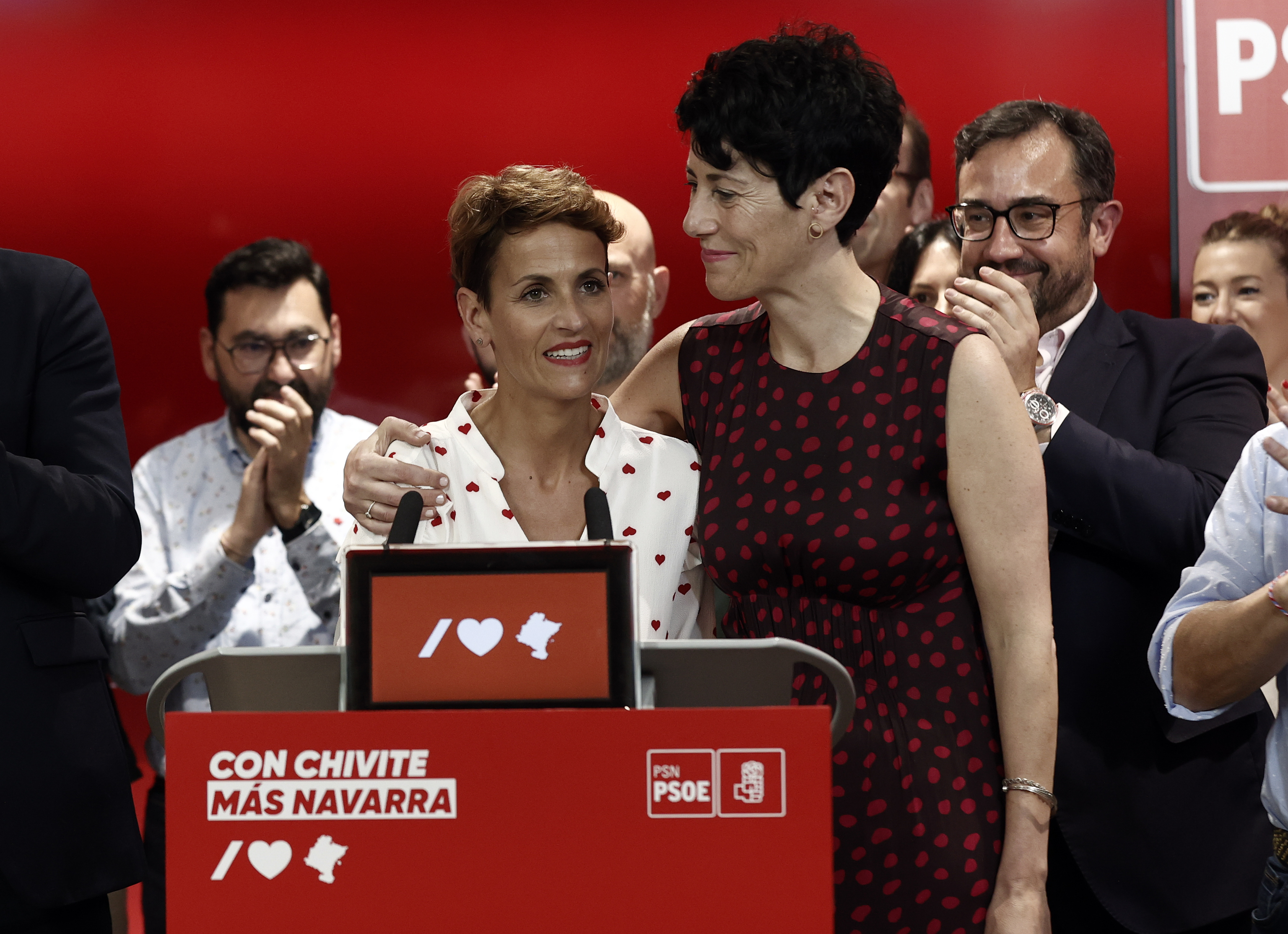 Elma Sáiz, a la derecha de la imagen, abraza a María Chivite tras las elecciones del 28-M.