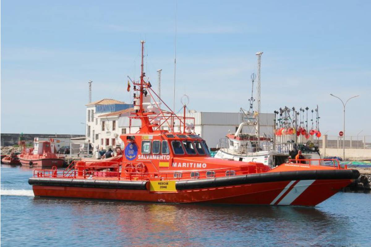Rescatada la tripulacin de un pesquero de Ribeira naufragado en Azores