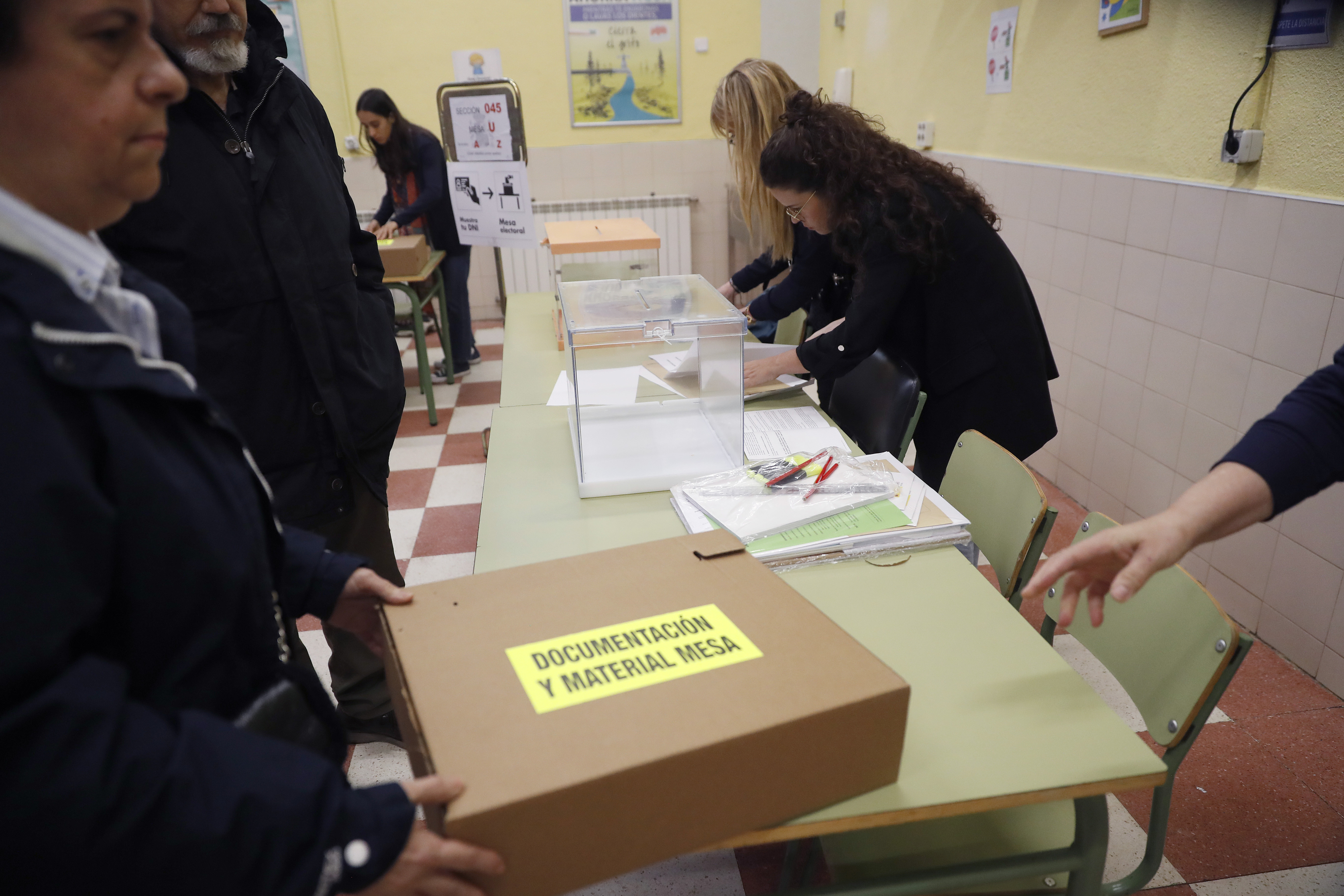 Los componentes de una mesa electoral en un colegio de Madrid, durante las pasadas elecciones municipales y autonómicas del 28 de mayo.