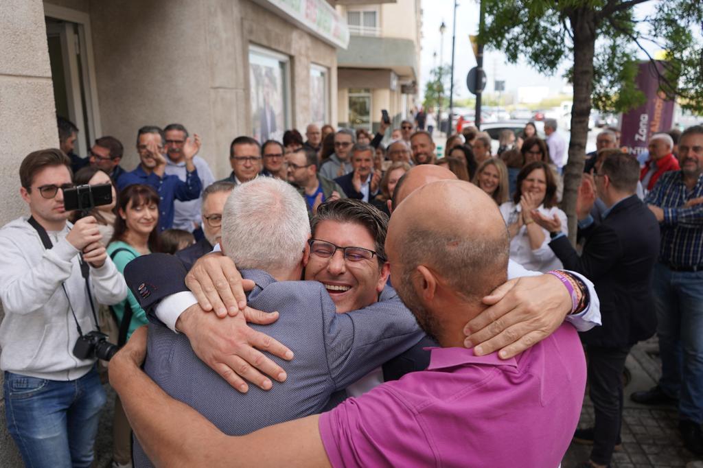 Jorge Rodrguez se abraza a unos compaeros tras conocer la sentencia absolutoria.