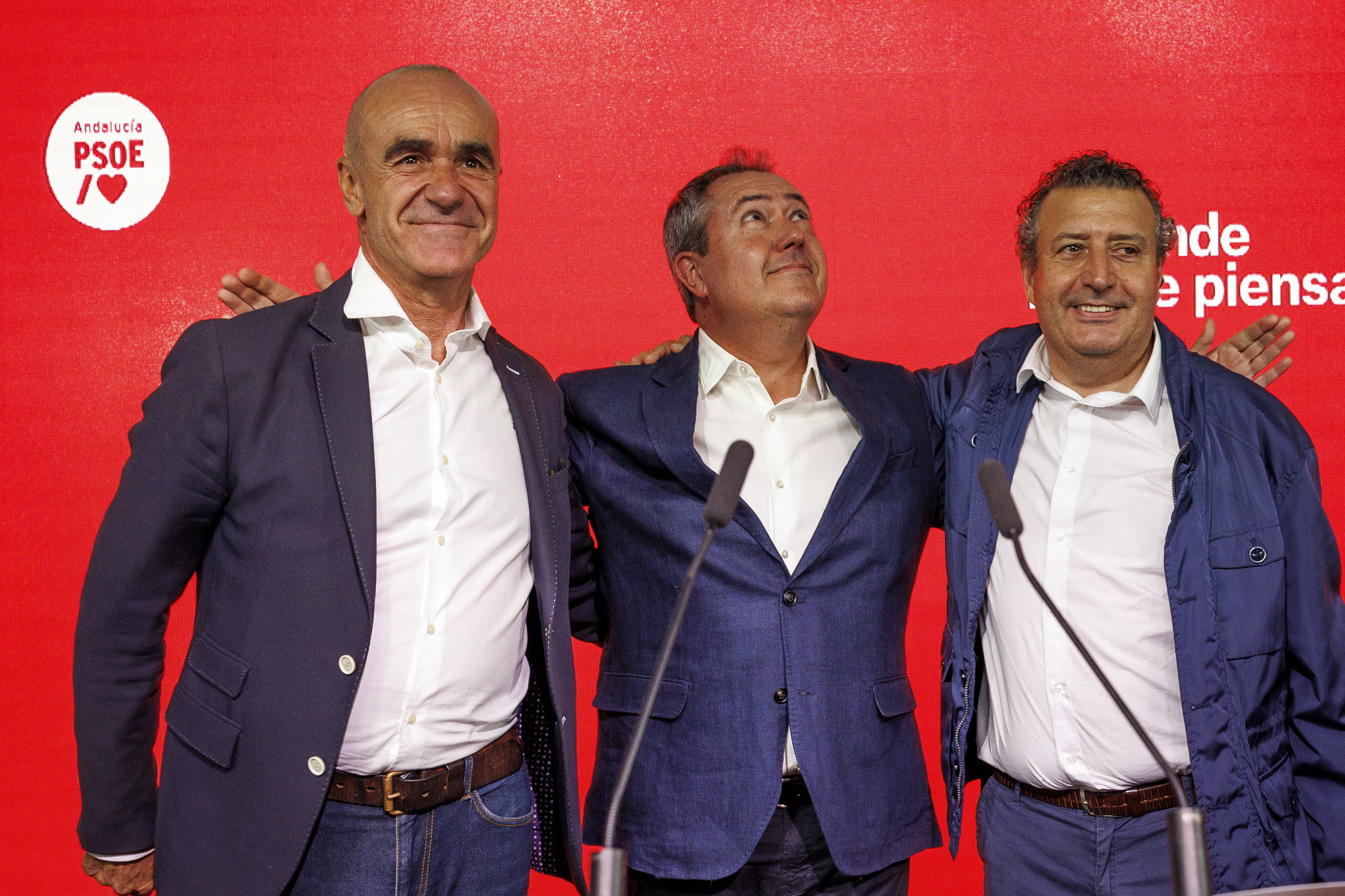 El secretario general del PSOE-A, Juan Espadas, entre Antonio Muñoz y Javier Fernández este lunes en la sede del partido.